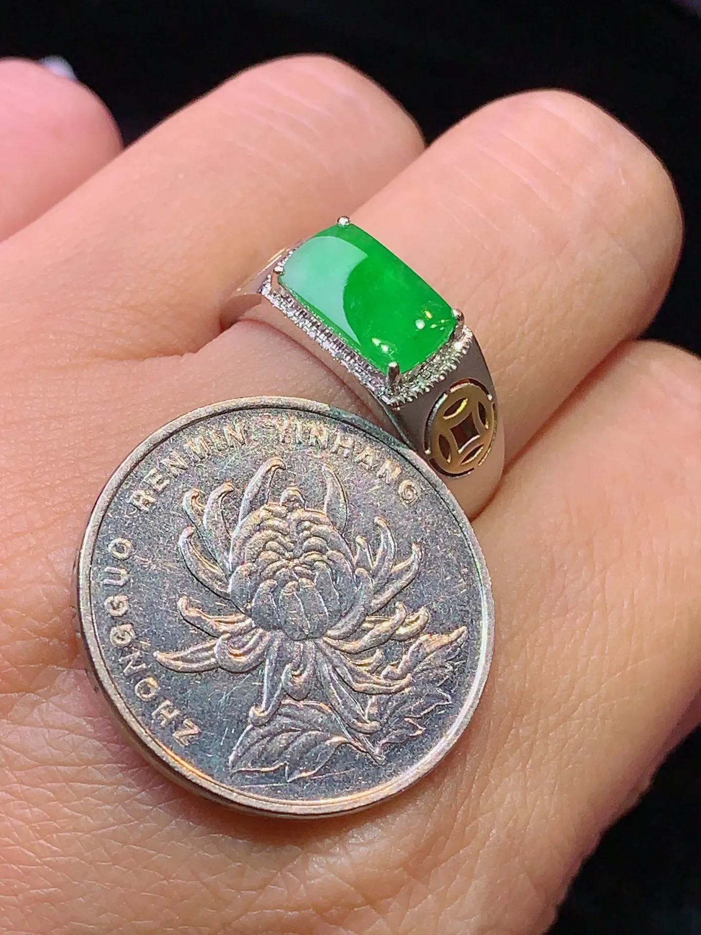 18k金钻镶嵌翠绿马鞍戒指 玉质细腻 色泽清新艳丽 圈口18.5 裸石尺寸6*10.2*2