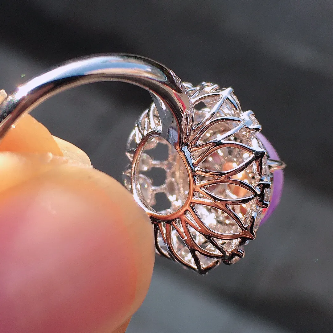 紫罗兰蛋面戒指，色泽均匀艳丽，玉质细腻，荧光感超
强，饱满圆润，尽显优雅气质，18k
金豪华镶嵌