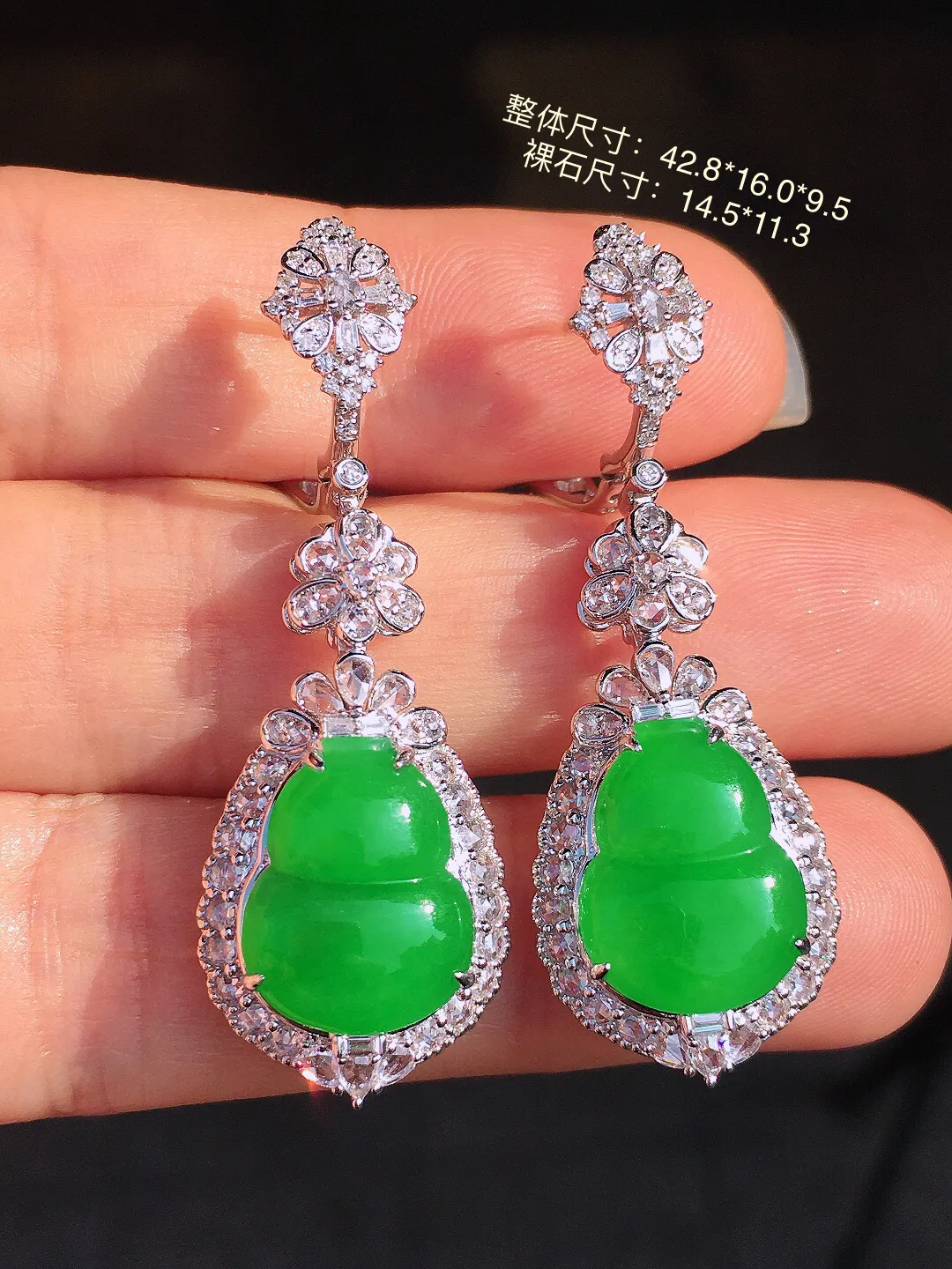 阳绿葫芦耳坠，色泽均匀艳丽，玉质细腻，荧光感超
强，饱满圆润，尽显优雅气质，18k
金豪华镶嵌