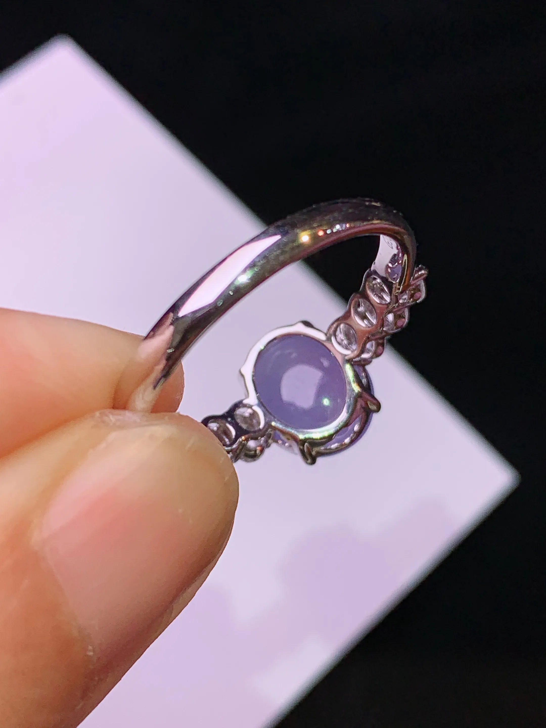 18k金钻镶嵌紫罗兰蛋面戒指 玉质细腻 色泽清新艳丽 圈口14 裸石尺寸8.3*7.2*4