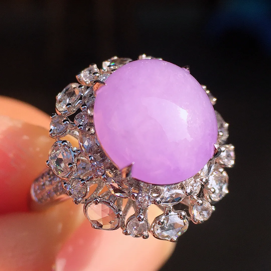 紫罗兰蛋面戒指，色泽均匀艳丽，玉质细腻，荧光感超
强，饱满圆润，尽显优雅气质，18k
金豪华镶嵌