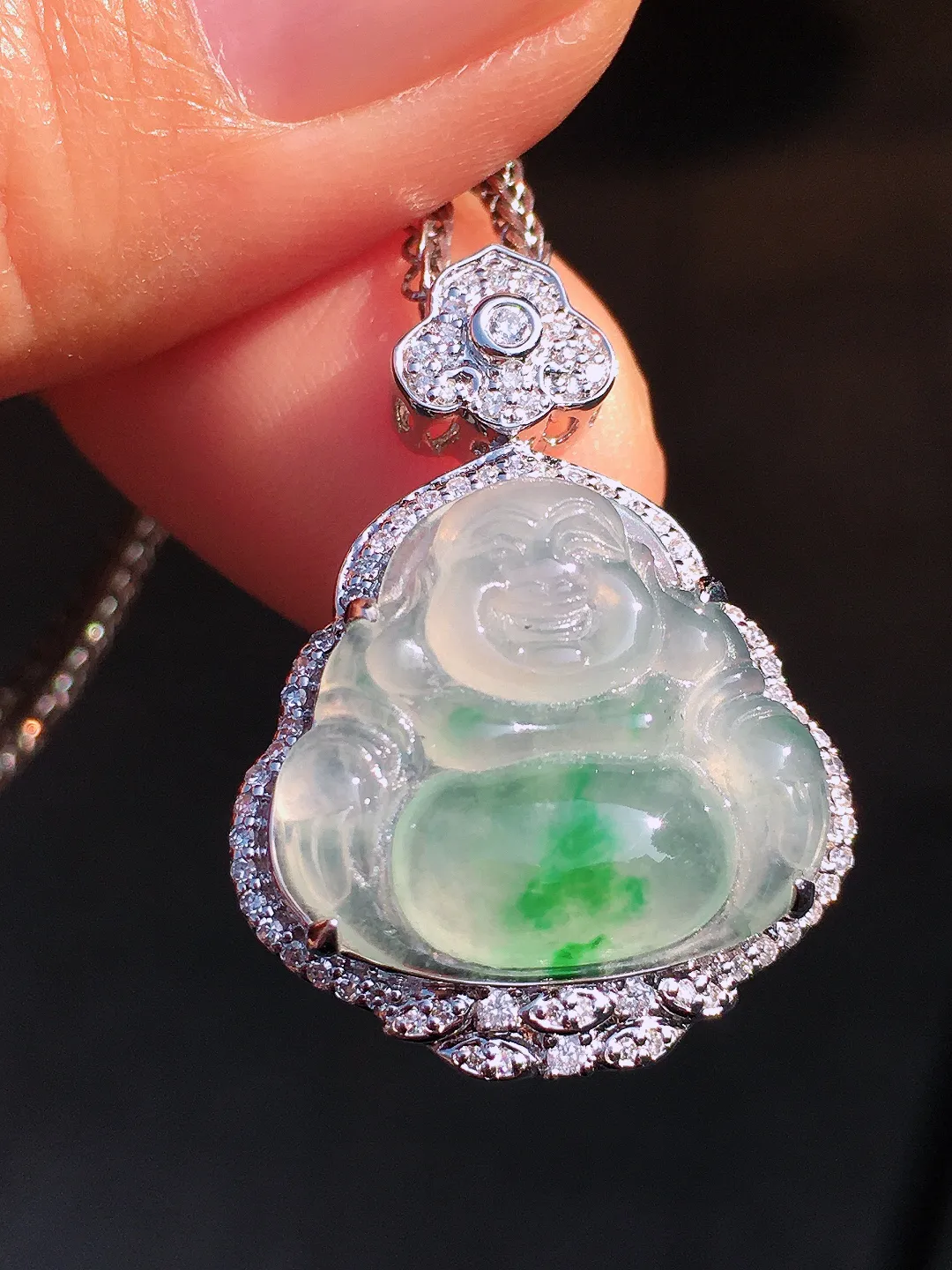 冰飘绿佛公吊坠，色泽艳丽，玉质细腻，荧光感超
强，饱满圆润，尽显优雅气质，18k
金豪华镶嵌