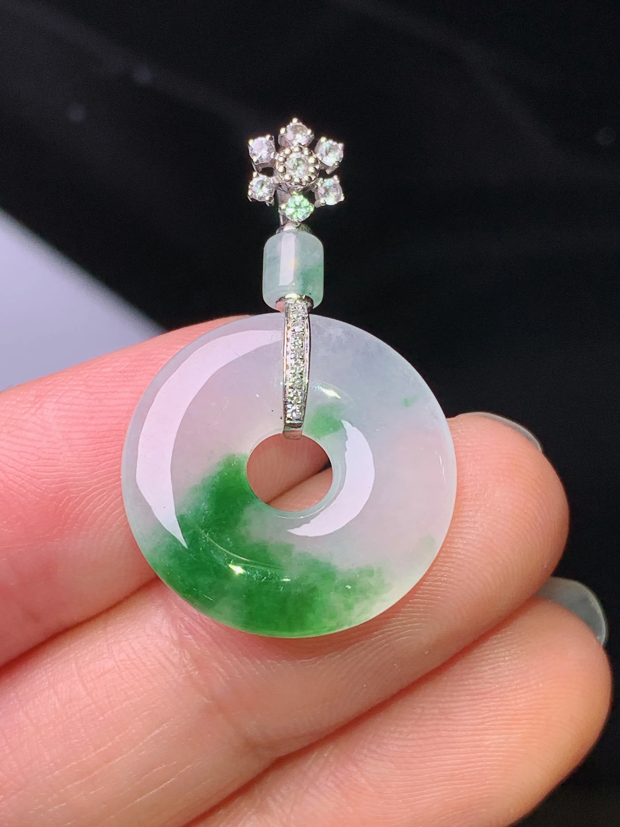 18k金钻镶嵌飘绿平安环吊坠 玉质细腻 色泽清新艳丽 整体尺寸31.2*19.3*3.8
