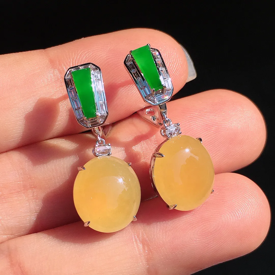 黄翡蛋面耳坠，色泽均匀艳丽，玉质细腻，荧光感超
强，饱满圆润，尽显优雅气质，18k
金豪华镶嵌