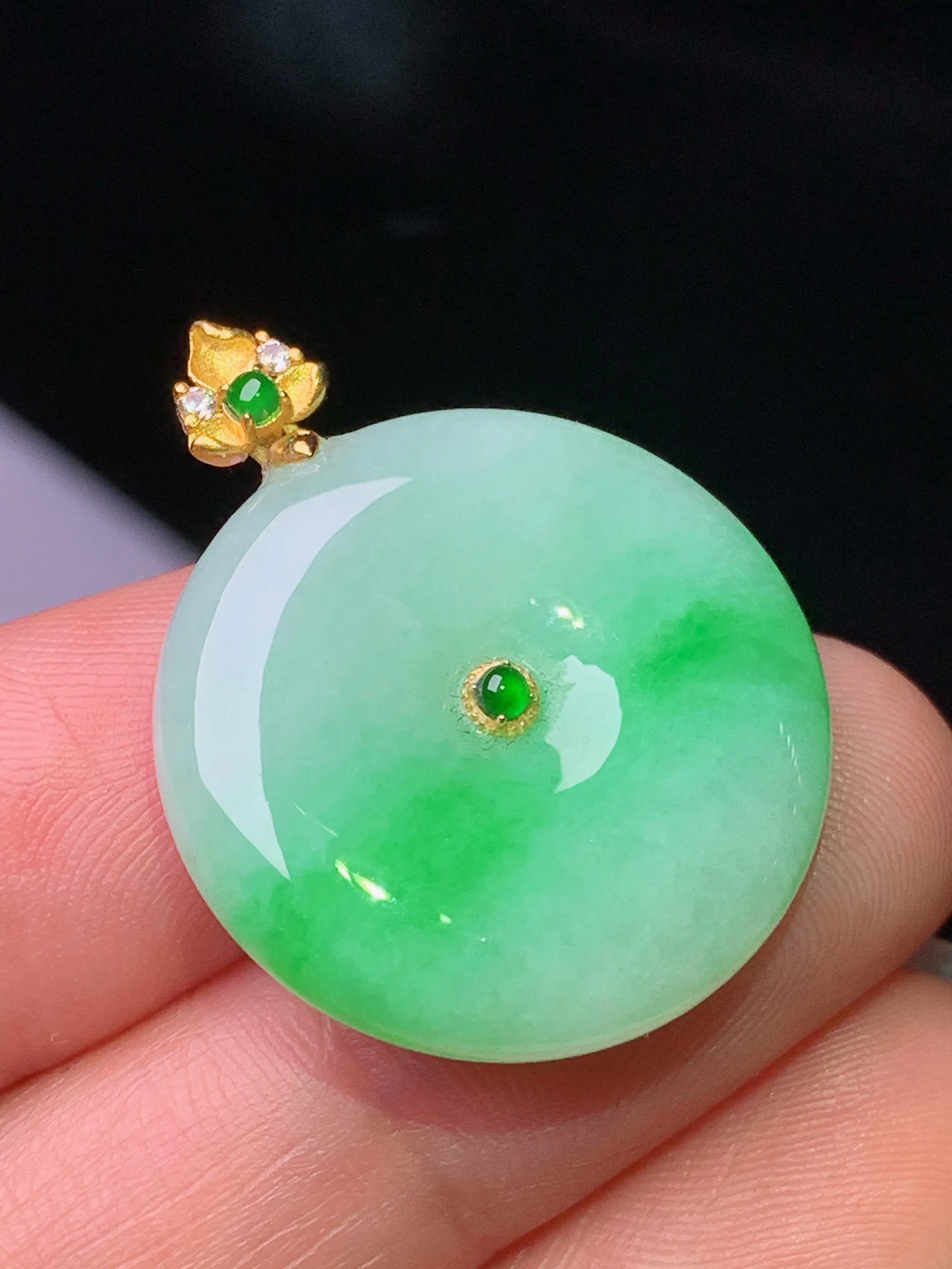 18k金钻镶嵌翠绿平安扣吊坠 玉质细腻 色泽清新艳丽 整体尺寸28.7*22.7*5.8