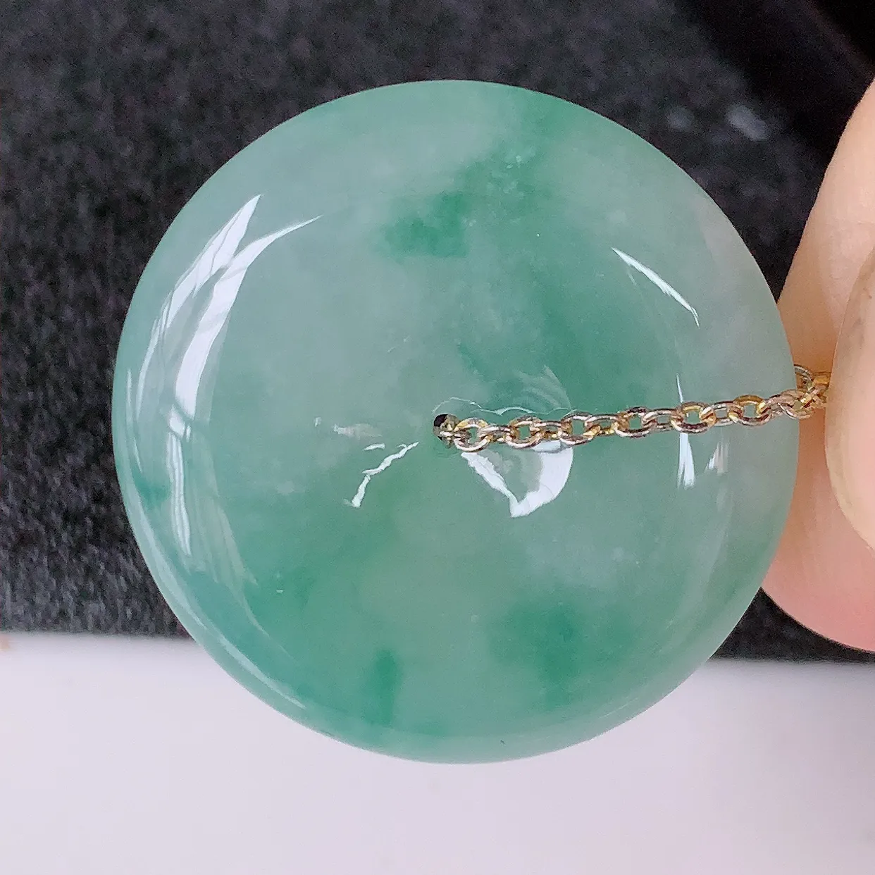 自然光实拍，冰种飘花翡翠平安扣吊坠，玉扣，平安是福；很美的料子，平安扣佩戴优雅迷人！#57.20