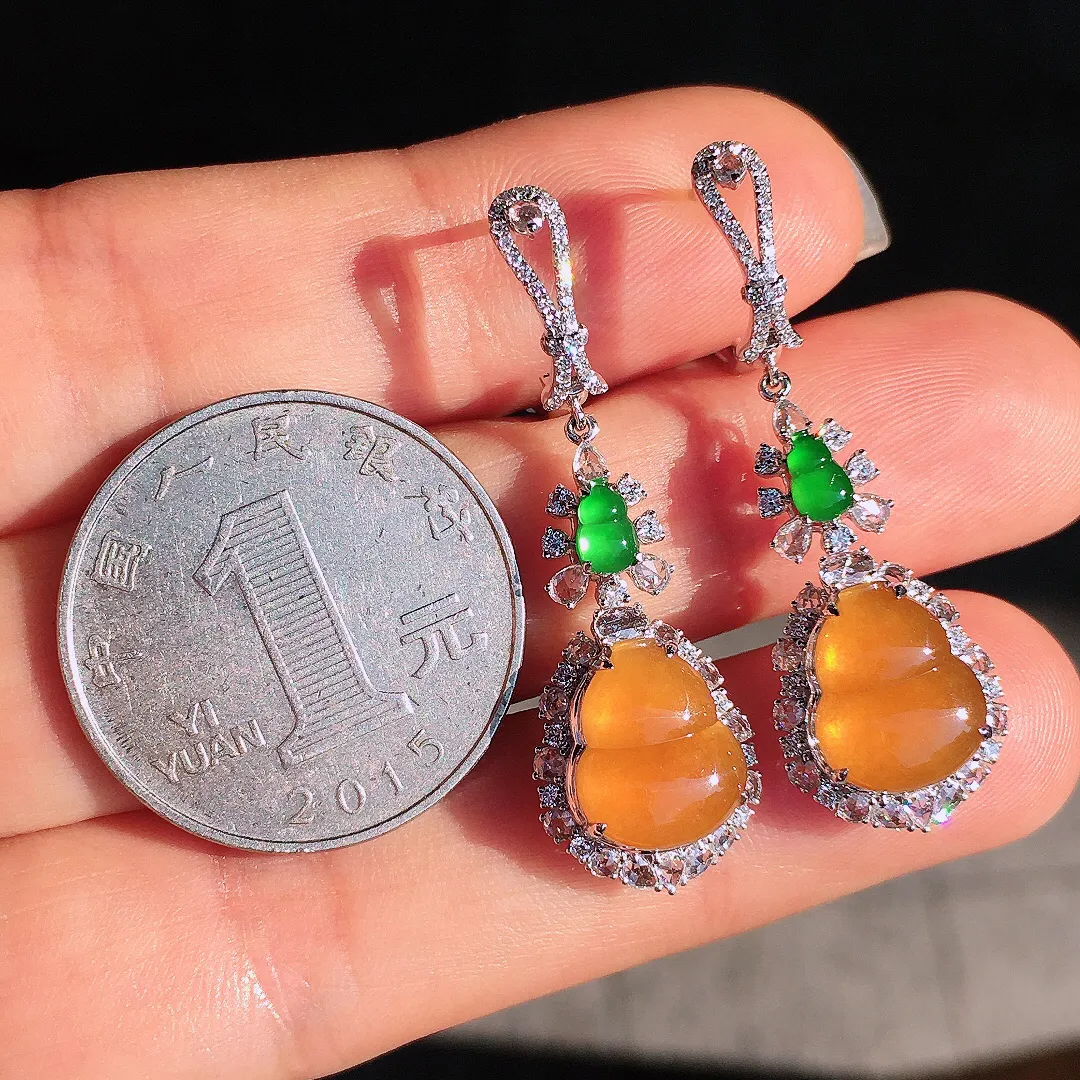 黄翡葫芦耳坠，色泽均匀艳丽，玉质细腻，荧光感超
强，饱满圆润，尽显优雅气质，18k
金豪华镶嵌