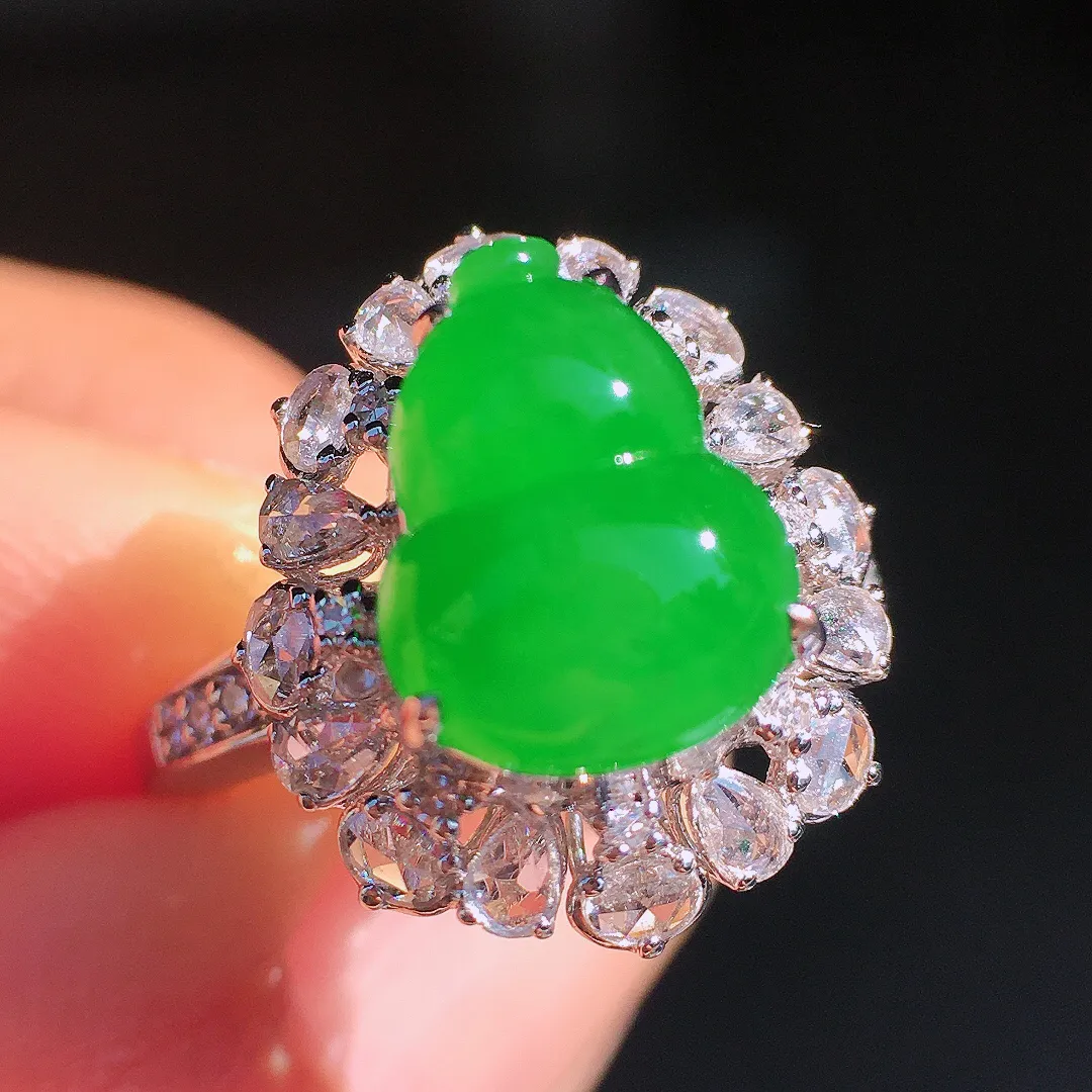 阳绿葫芦戒指，色泽均匀艳丽，玉质细腻，荧光感超
强，饱满圆润，尽显优雅气质，18k
金豪华镶嵌