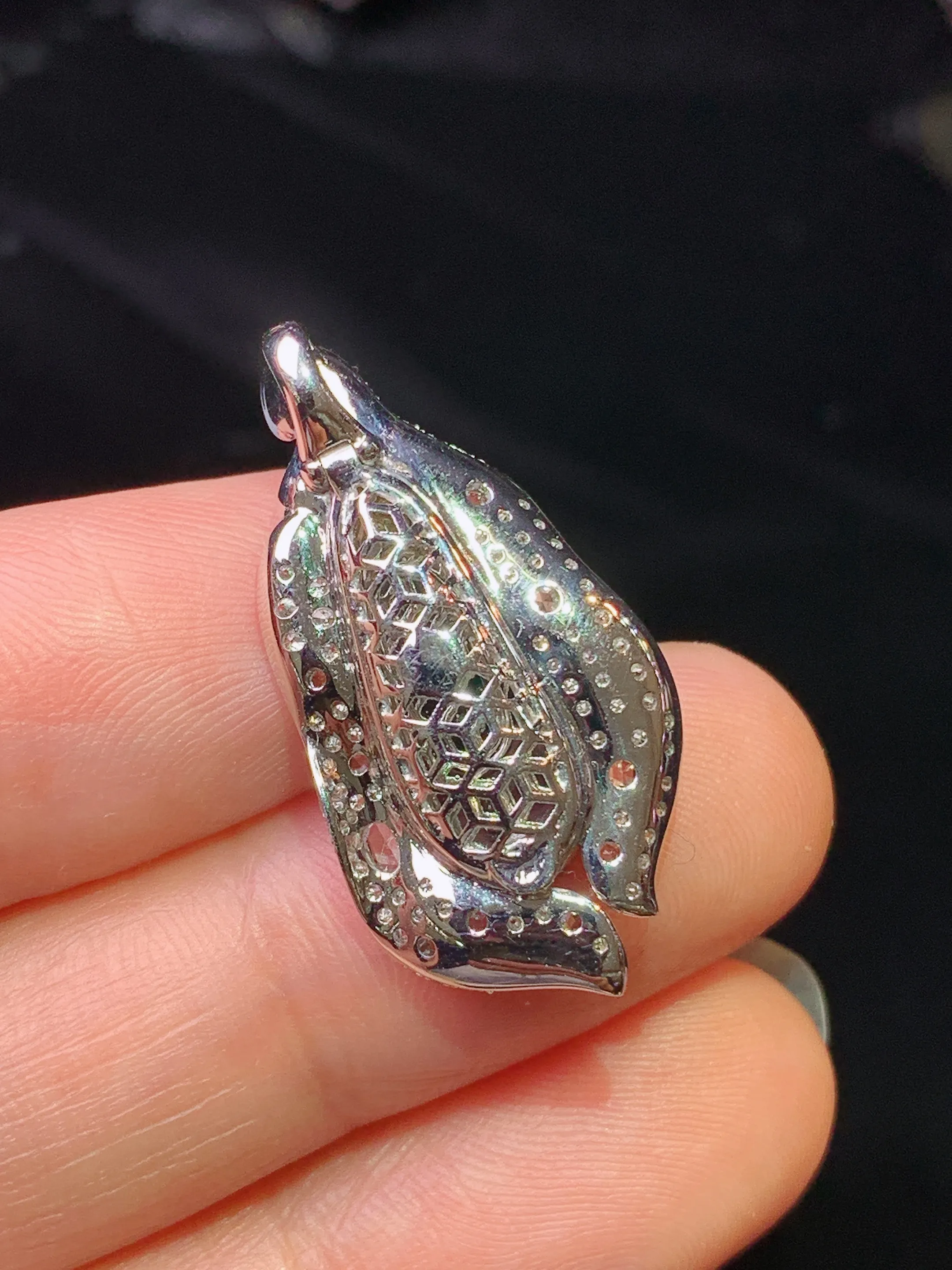 18k金钻镶嵌满绿四季豆吊坠 玉质细腻 色泽清新艳丽 整体尺寸28.5*14.5*7