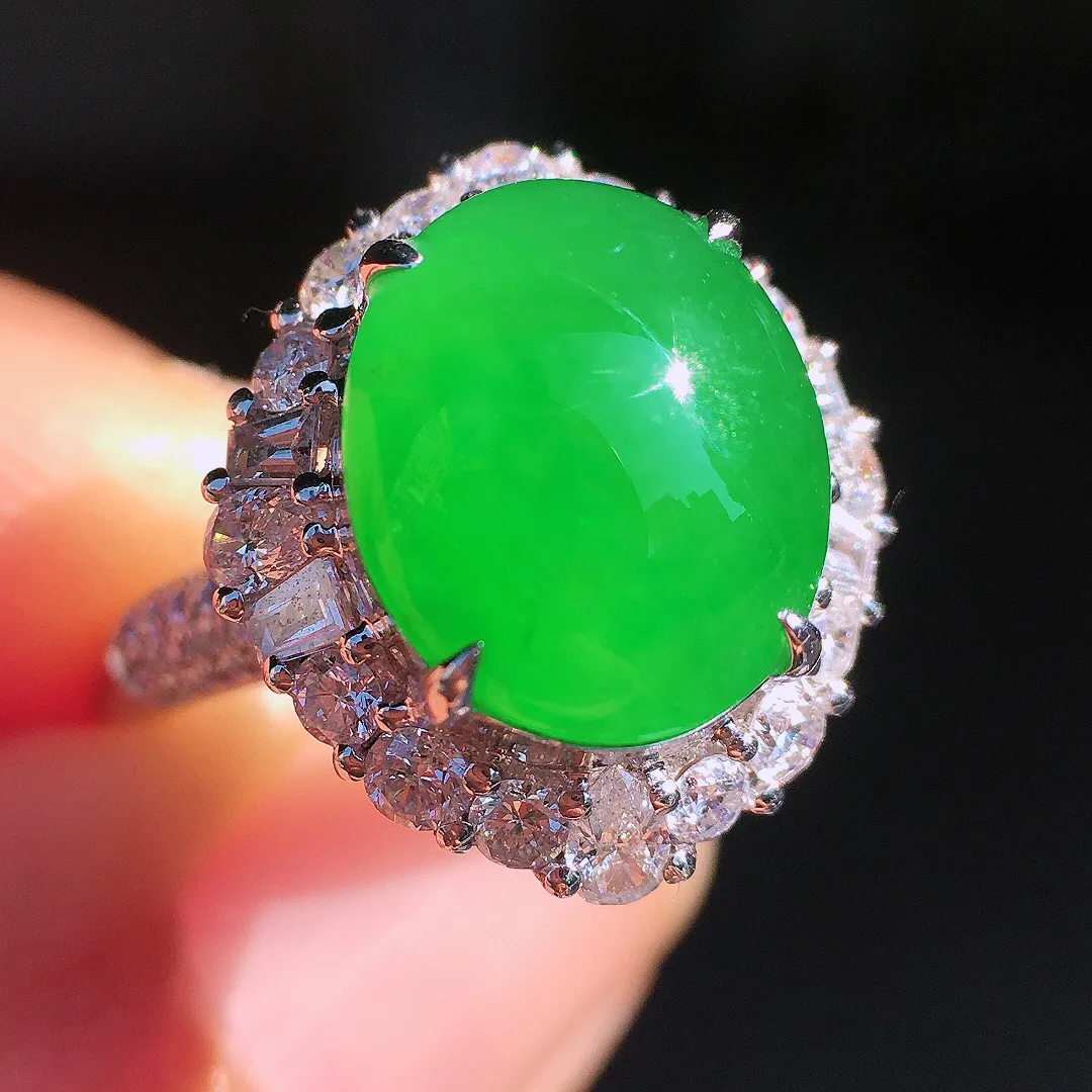 阳绿蛋面戒指，色泽均匀艳丽，玉质细腻，荧光感超
强，饱满圆润，尽显优雅气质，18k
金豪华镶嵌