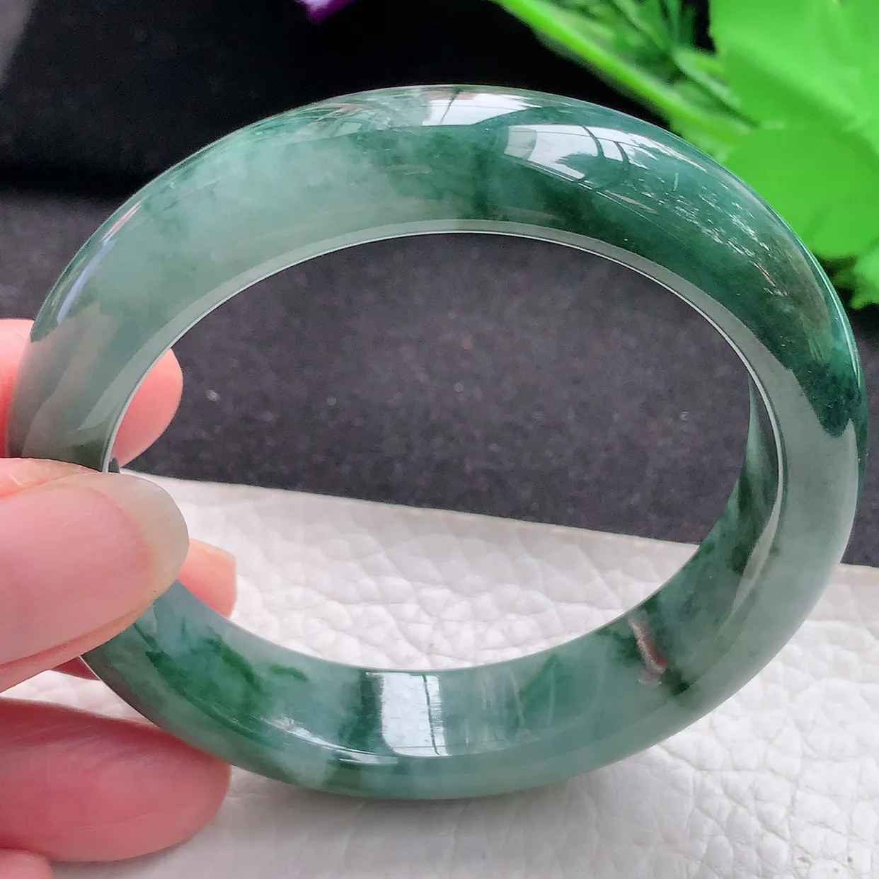 js自然光55.5*13.3*8.6平安镯 缅甸翡翠a货油绿飘花宽边玉手镯玉手环