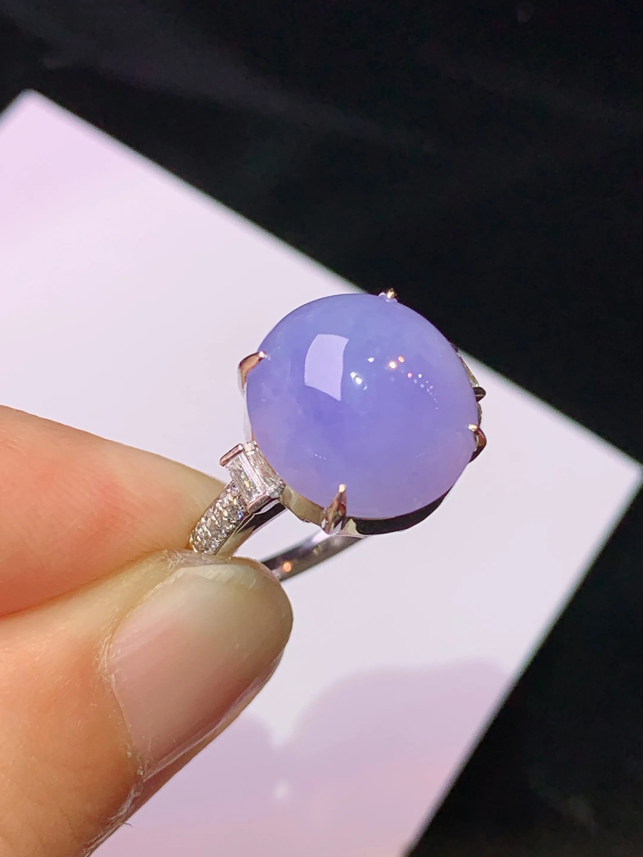 18k金钻镶嵌紫罗兰蛋面戒指 玉质细腻 色泽清新艳丽 圈口14 裸石尺寸12.3*11.5*6.8