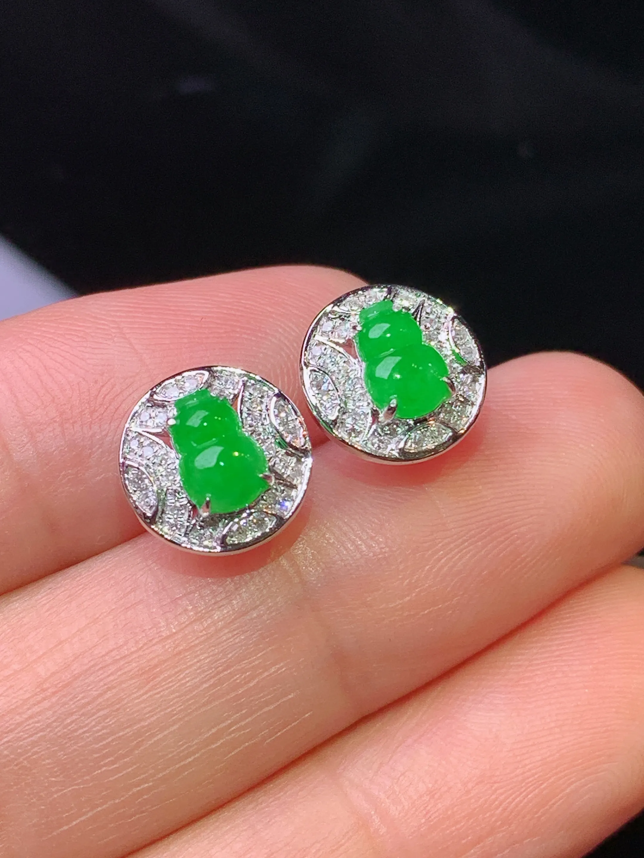 18k金钻镶嵌满绿葫芦耳钉 玉质细腻 色泽清新艳丽 整体尺寸9.7*3