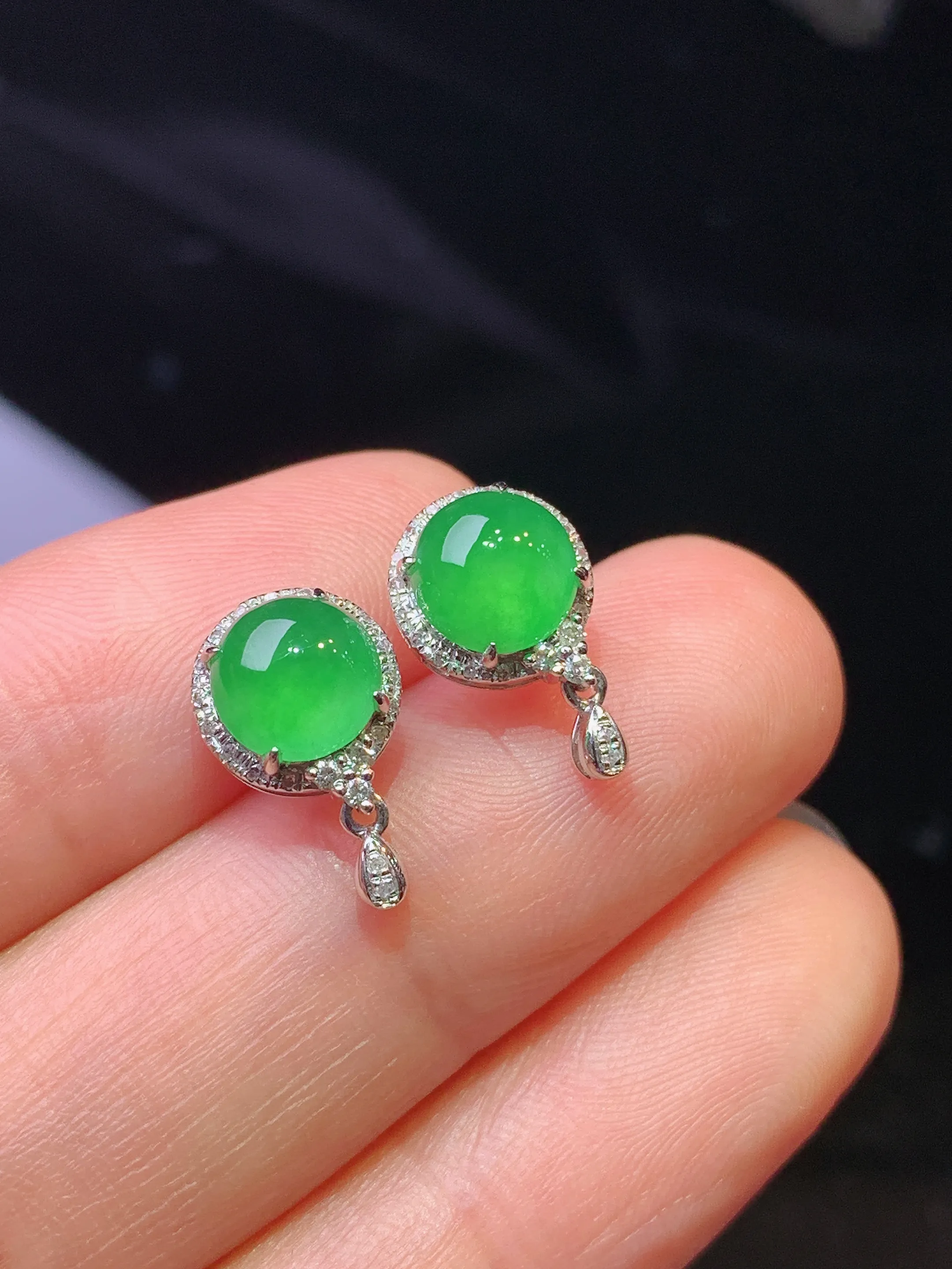 满绿蛋面耳钉 玉质细腻 色泽清新艳丽 整体尺寸13*8*6