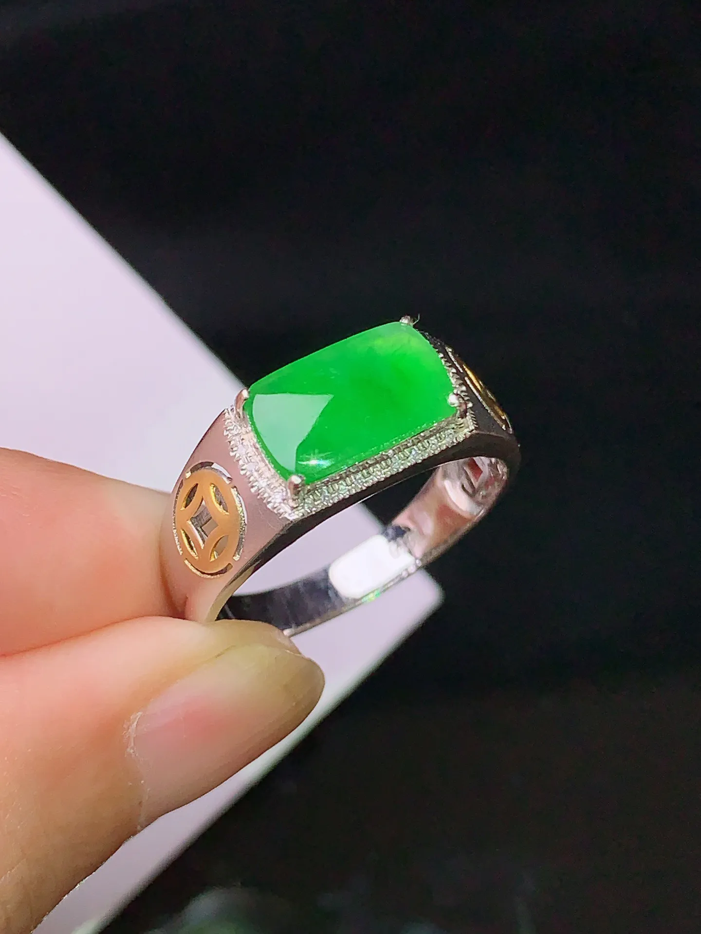 18k金钻镶嵌翠绿马鞍戒指 玉质细腻 色泽清新艳丽 圈口18.5 裸石尺寸6*10.2*2
