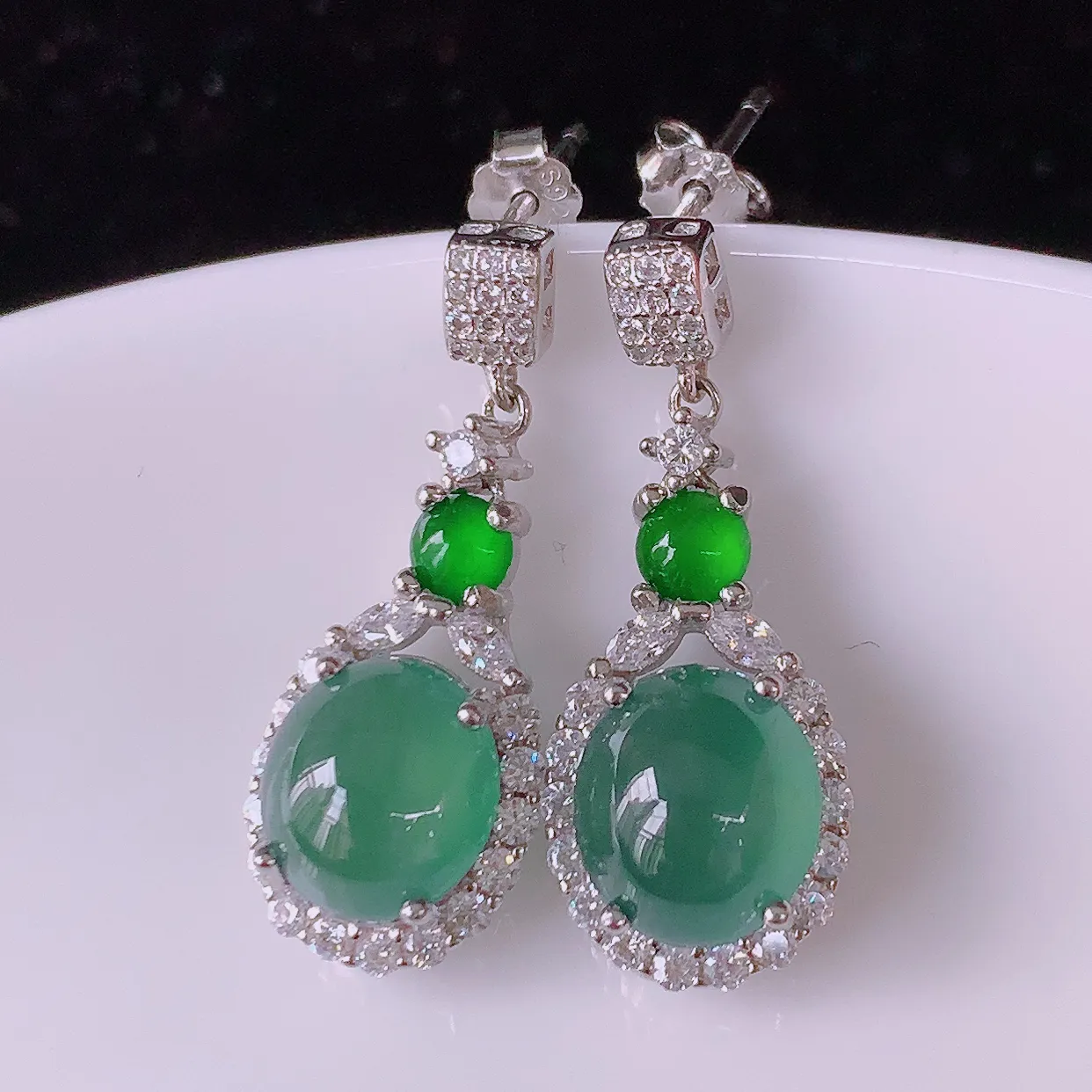 冰透满绿翡翠925银镶嵌耳坠，自然光实拍，翠色灵动，颜色漂亮，种老水足，品相佳，佩戴佳品！#97.20整体25*10*7裸石8.5*7.5