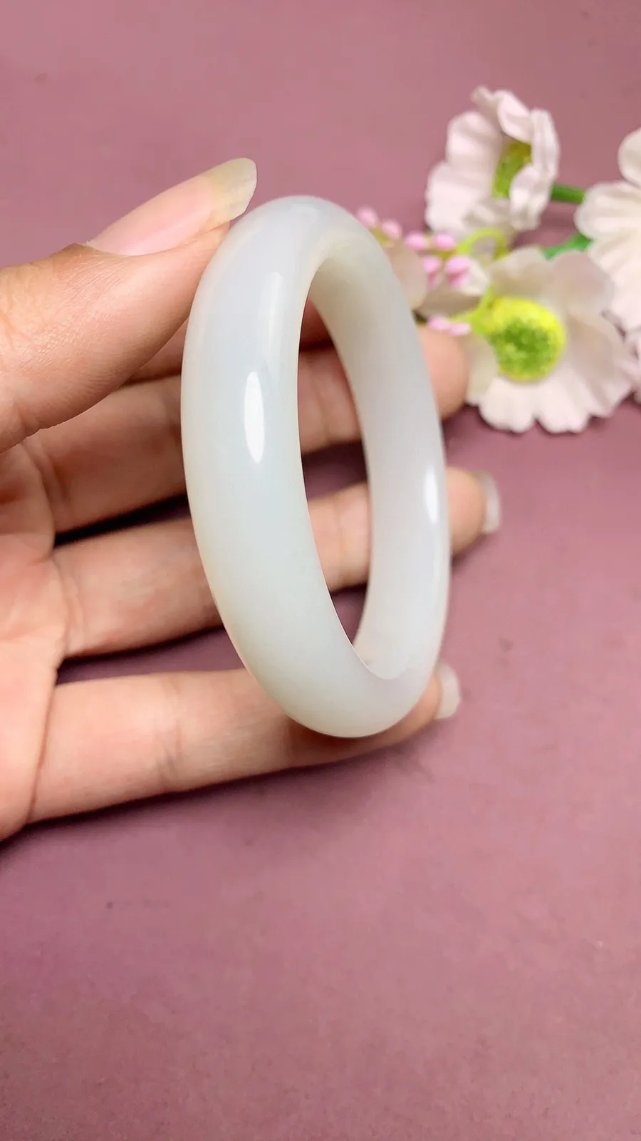 新疆和田玉52.2圈口羊脂白玉手镯，佩戴端庄典雅