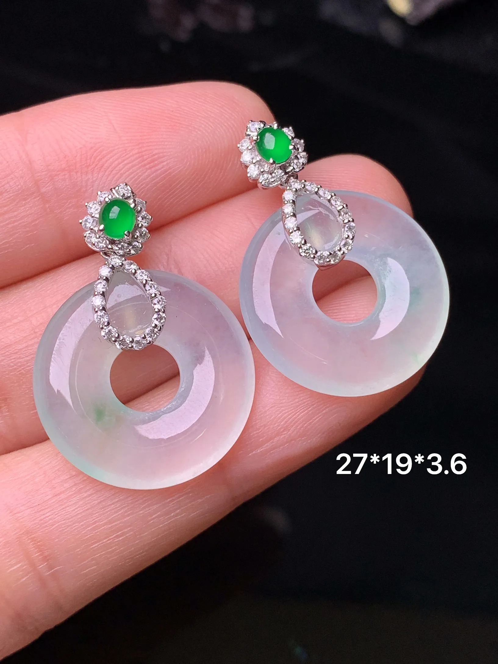 18k金钻镶嵌冰种平安环耳坠 玉质细腻 色泽清新艳丽 整体尺寸27*19*3.6