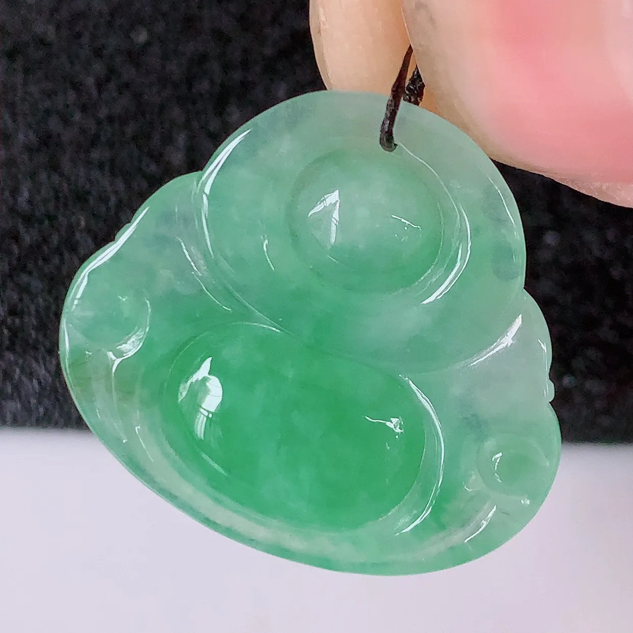 自然光实拍，冰润满绿翡翠佛公吊坠，玉笑佛，饱满，开脸喜庆，配戴优雅迷人！#57.20