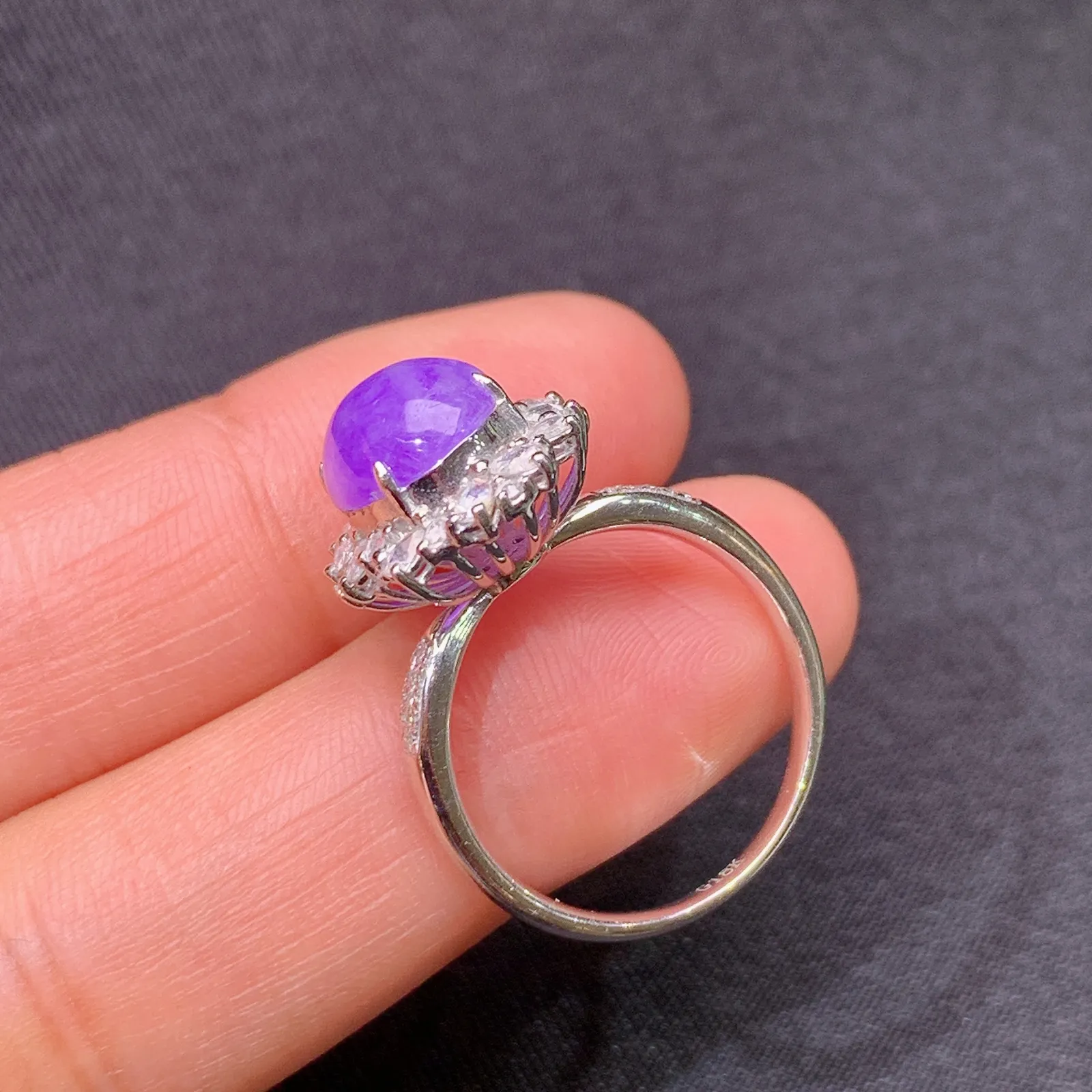 紫罗兰蛋面戒指，18k金镶嵌，温润细腻，颜色浓郁 尺寸14 裸石10.4*8.1*4.3