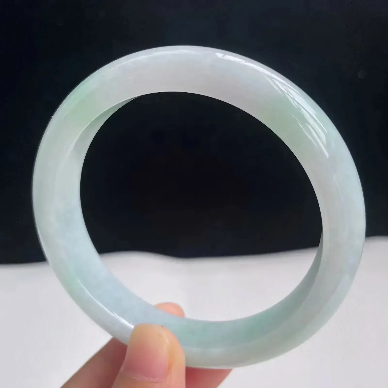 58.8mm自然光拍摄天然翡翠浅绿秀气好种水正圈手镯 58.19克