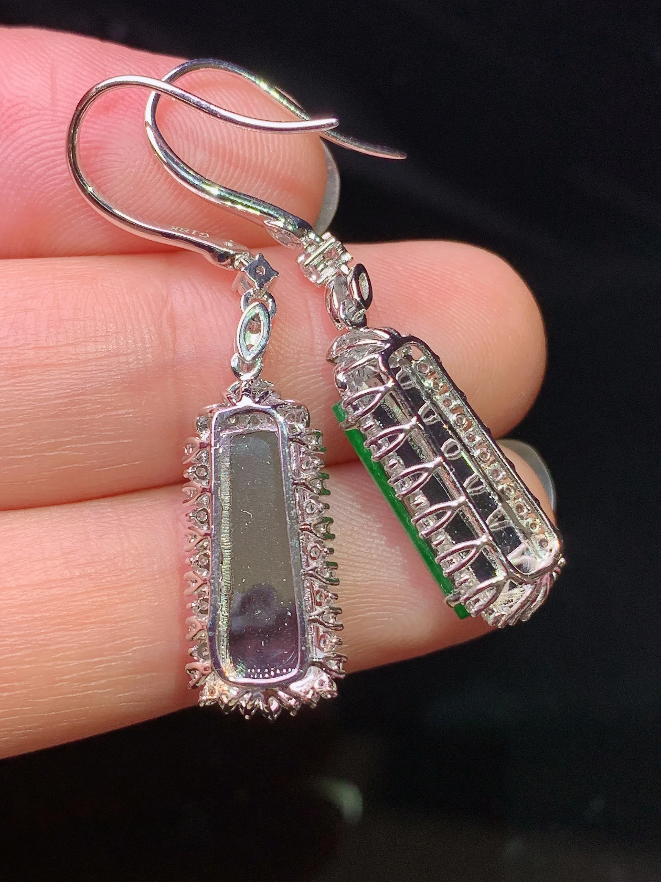 18k金钻镶嵌满绿玉柱耳坠 玉质细腻 色泽清新艳丽 整体尺寸39.5*8.8*6.2