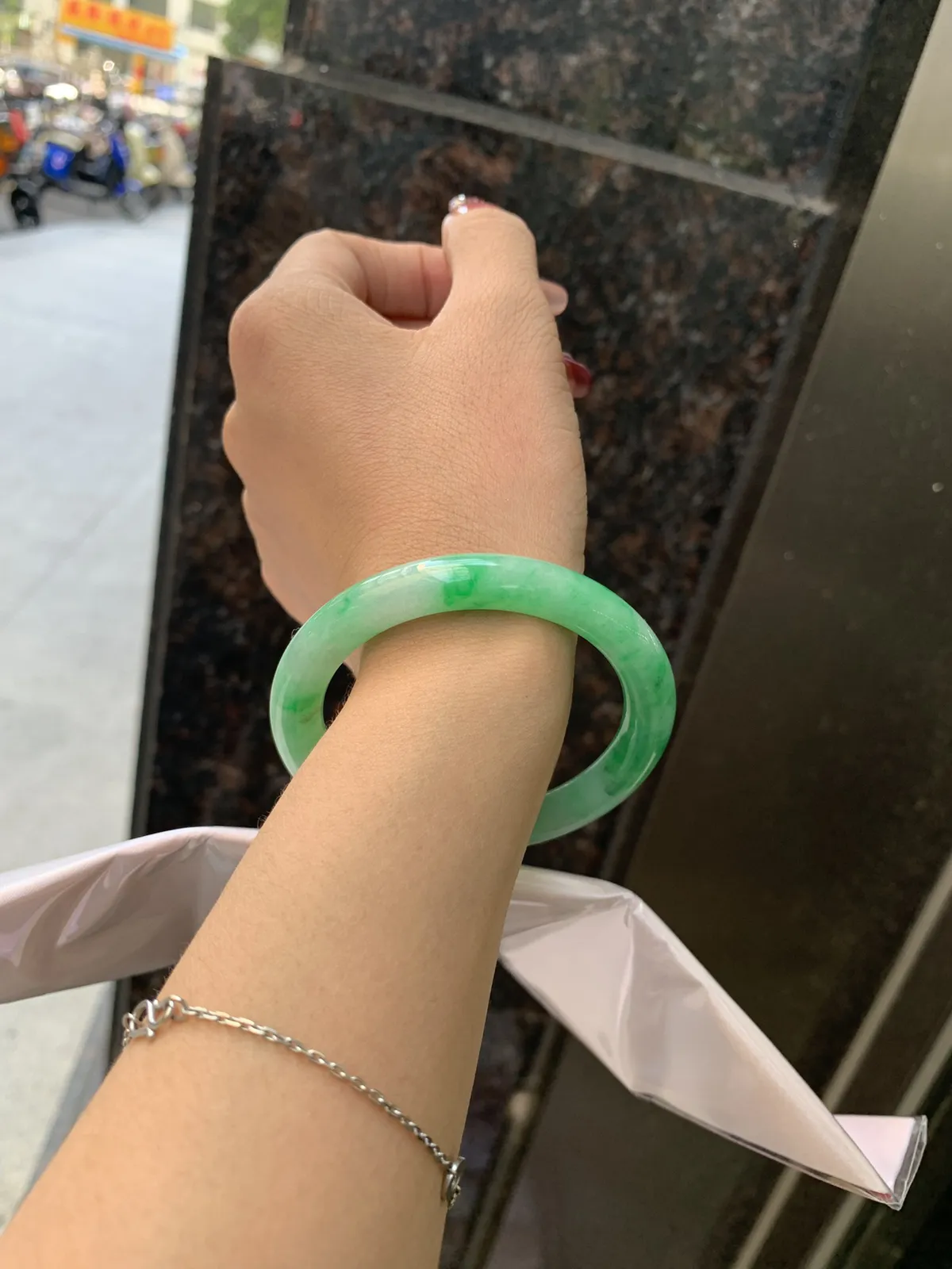 私人链接#满绿美人条
51.6-8.4-8.8
完美，底妆细腻，近满绿鲜艳青翠，色泽均匀分布，举手投足之间散发出来的贵气感