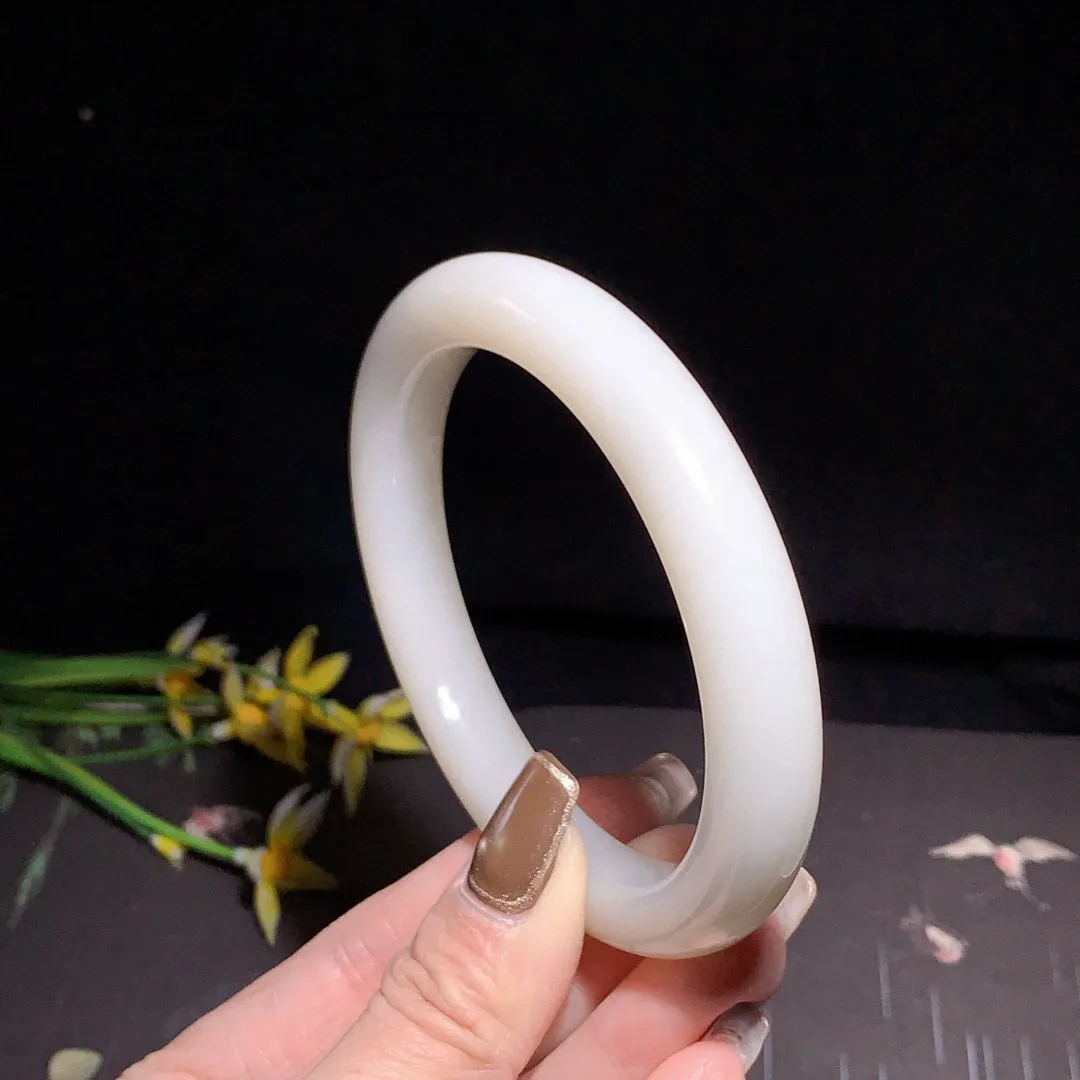 和田玉63圈口羊脂白俄料手镯！玉质细腻油润 底色纯净 无裂无杂 脂粉好，品质好！