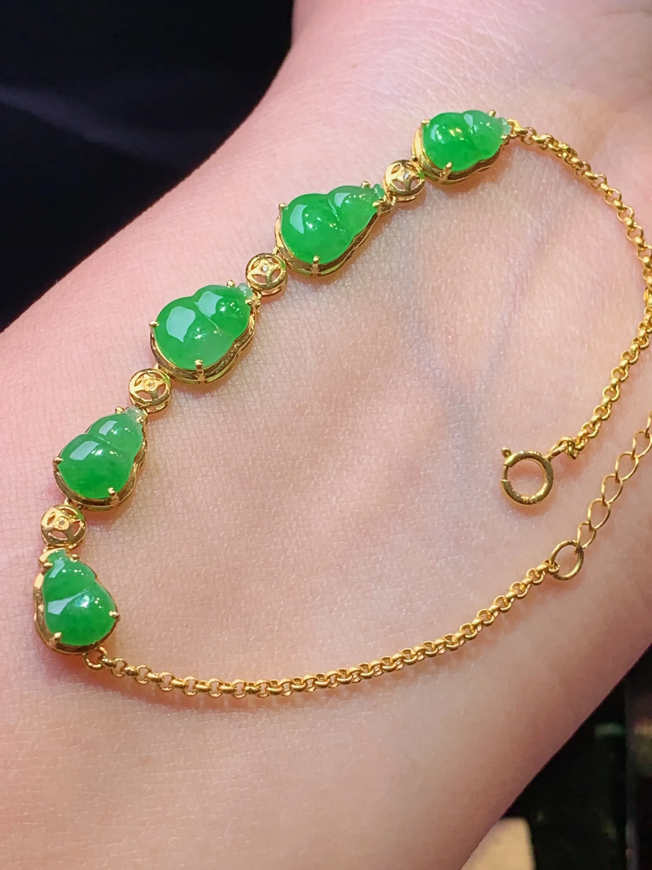 18k金镶嵌翠绿葫芦手链 玉质细腻 色泽清新艳丽 整体尺寸61.5*6.8*3.6