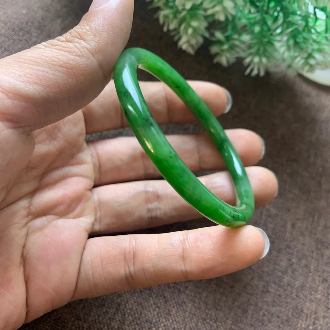 和田玉54圈口碧玉菠菜绿手镯，玉质细腻油润 底色纯净  脂粉好，品质好