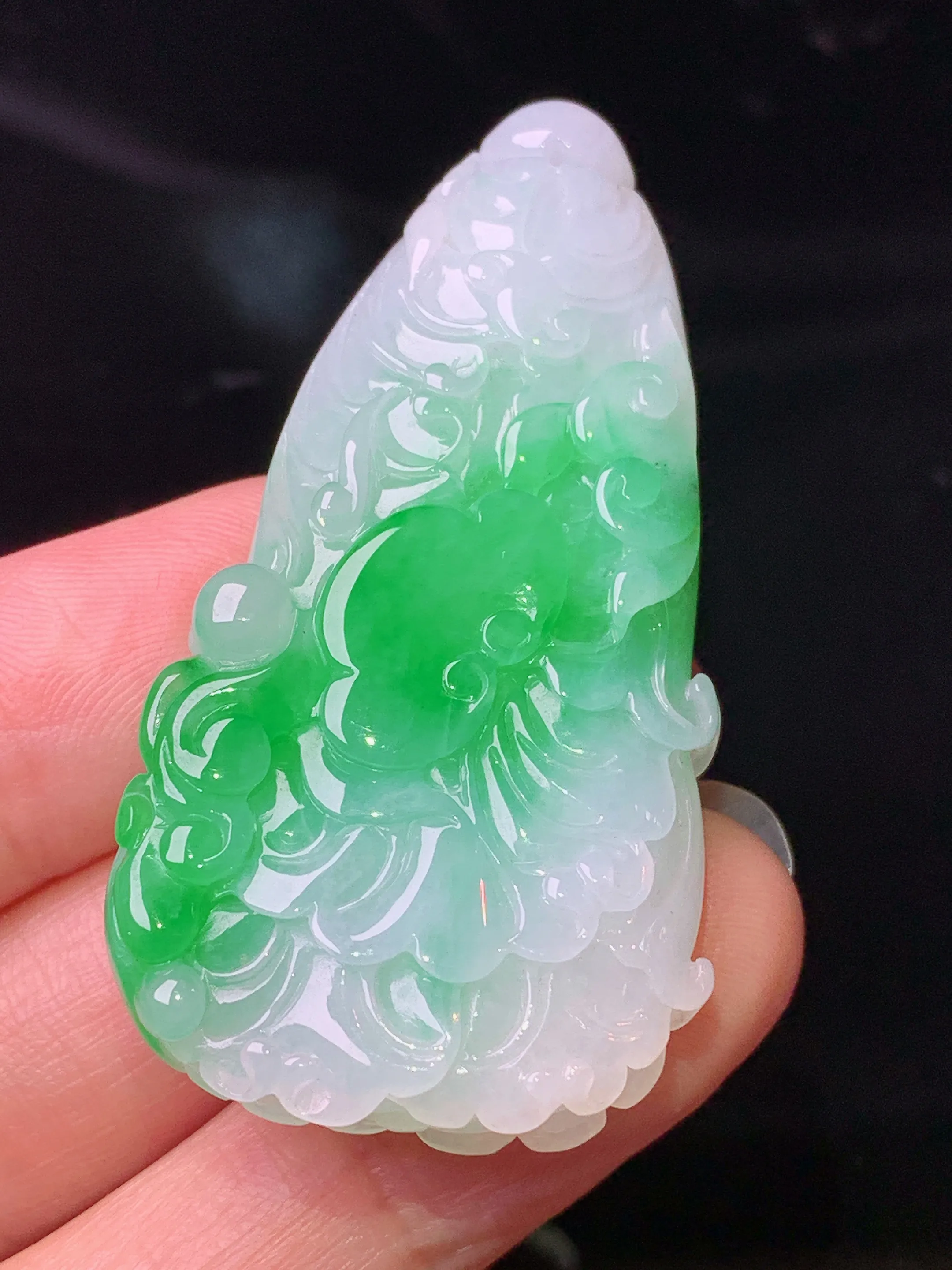 飘绿白菜吊坠 玉质细腻 色泽清新艳丽 整体尺寸52.6*27*9.5