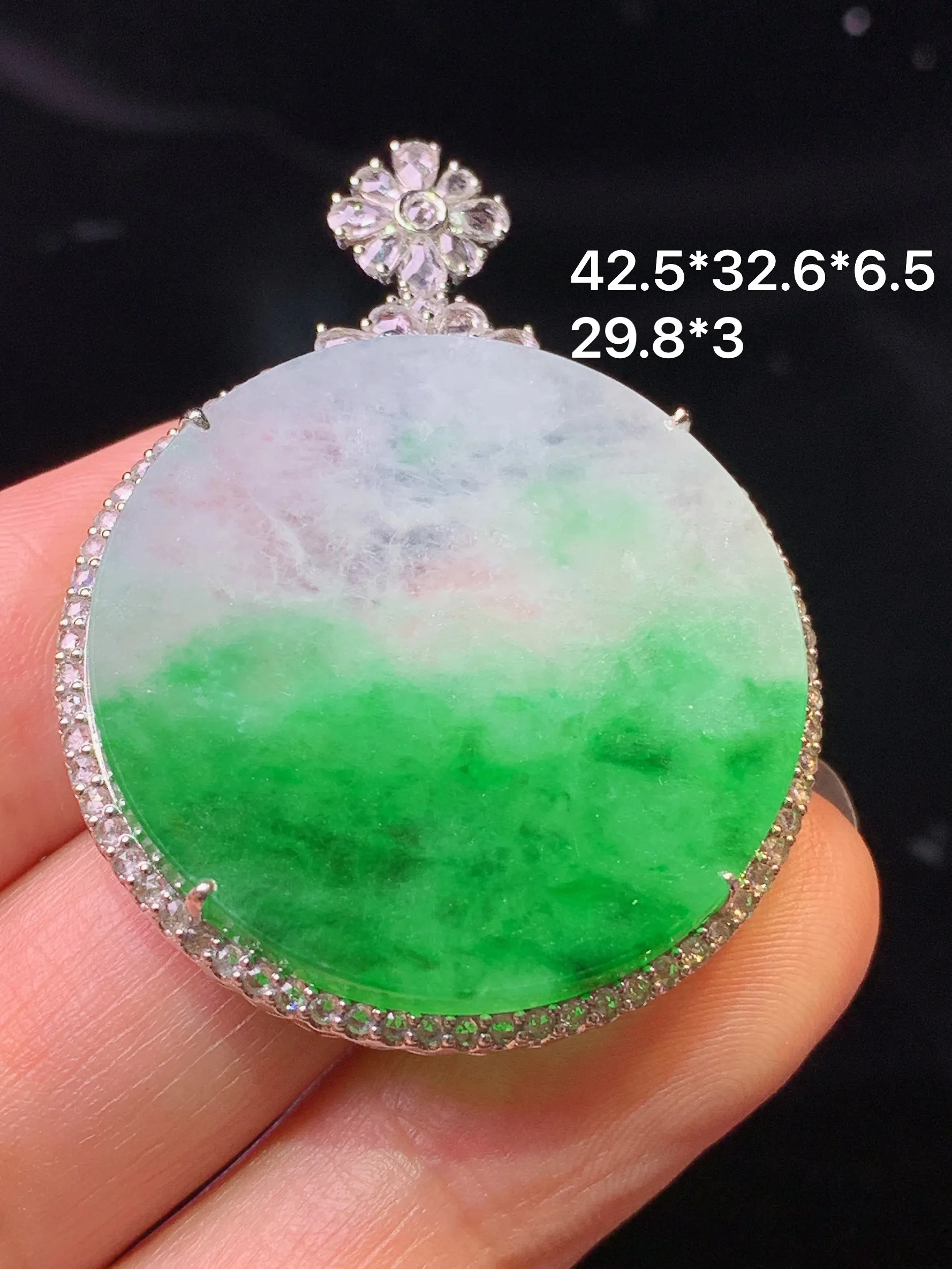18k金钻镶嵌飘绿圆牌吊坠 玉质细腻 色泽清新艳丽 整体尺寸42.5*32.6*6.5