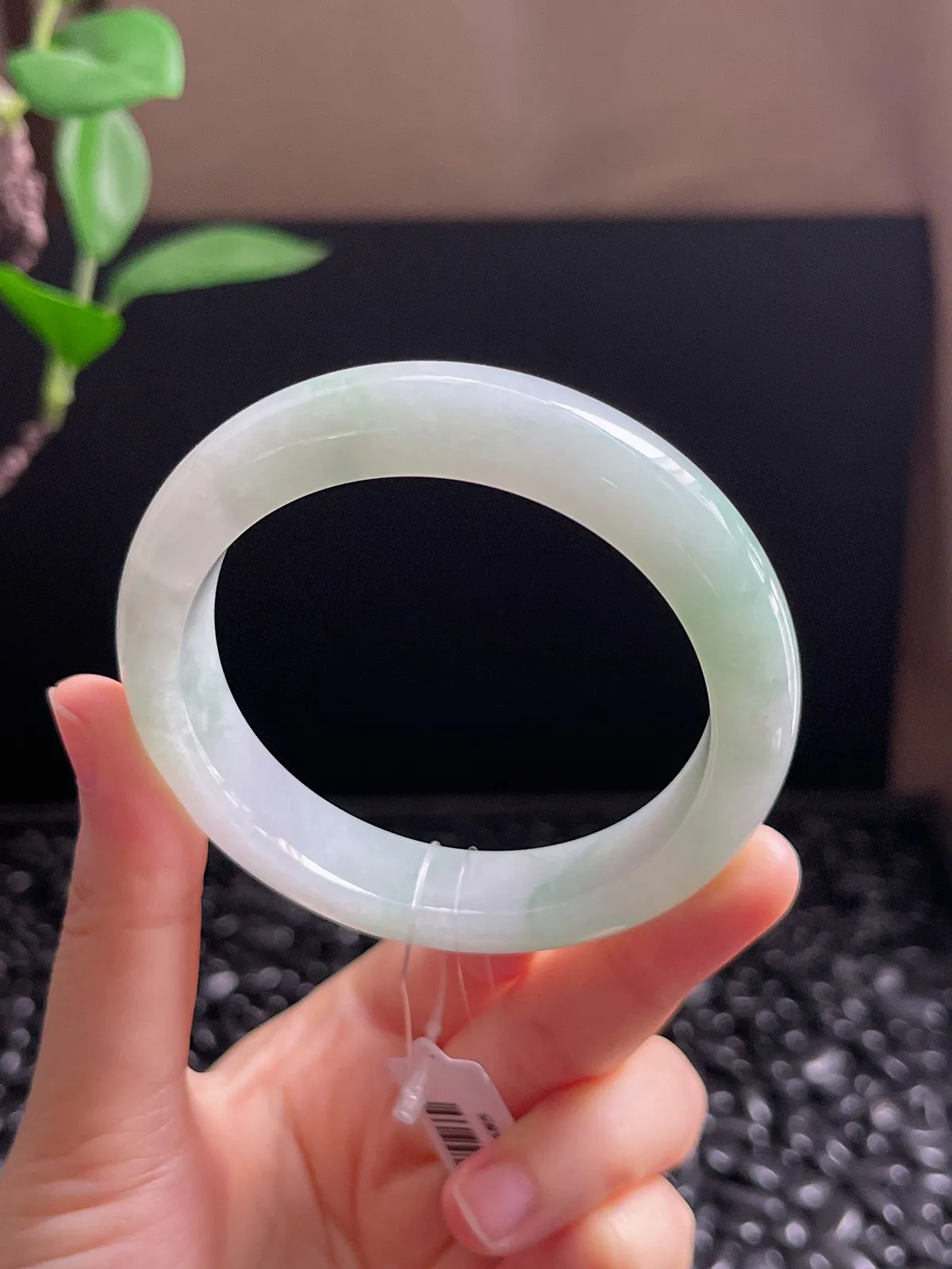 正圈54圈口，翡翠冰糯种飘绿手镯