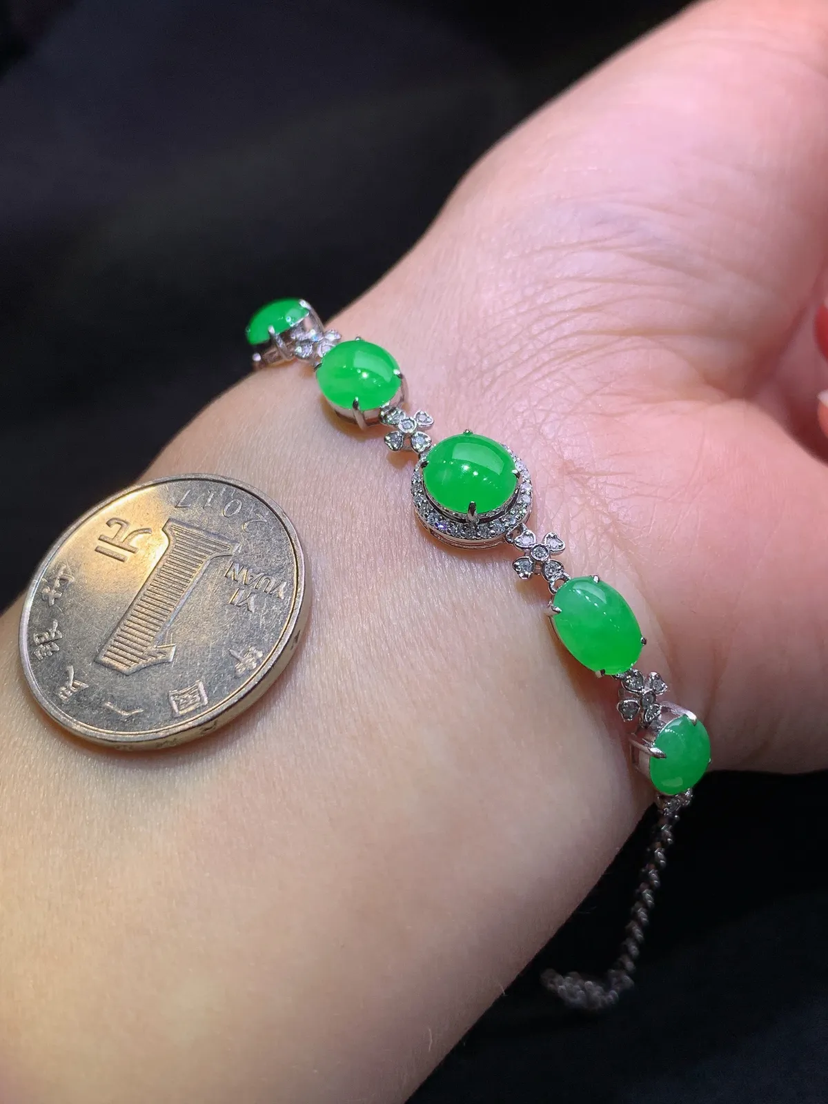 阳绿蛋面手链，18k金镶嵌，款式精美，冰润色阳，种水足，Lp 尺寸7.7*6.4*2.2