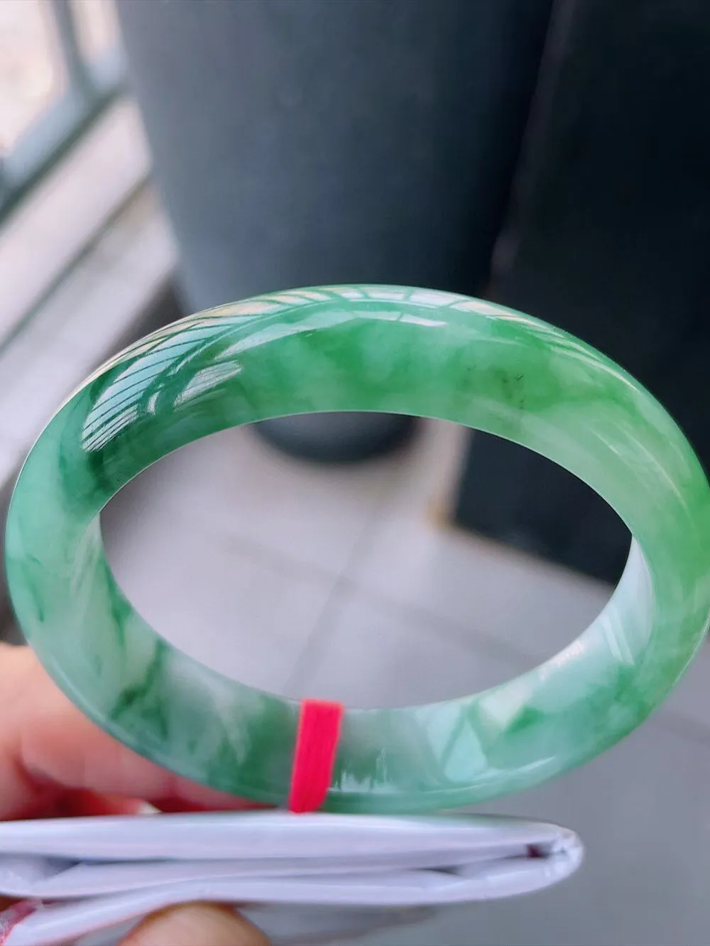 【翡翠名称】老种冰飘花58正圈口手镯
【翡翠尺寸】58-13.8-9mm适合57-59正圈口佩戴
【翡翠描述】宝贝种老水足，玉质细腻，色泽靓丽，性价比高，佩戴效果好！
【其它赠送】权威证书/精美挂绳/盒子/支持全国复检/七天无理由退换货(买家只须付来回邮费即可）