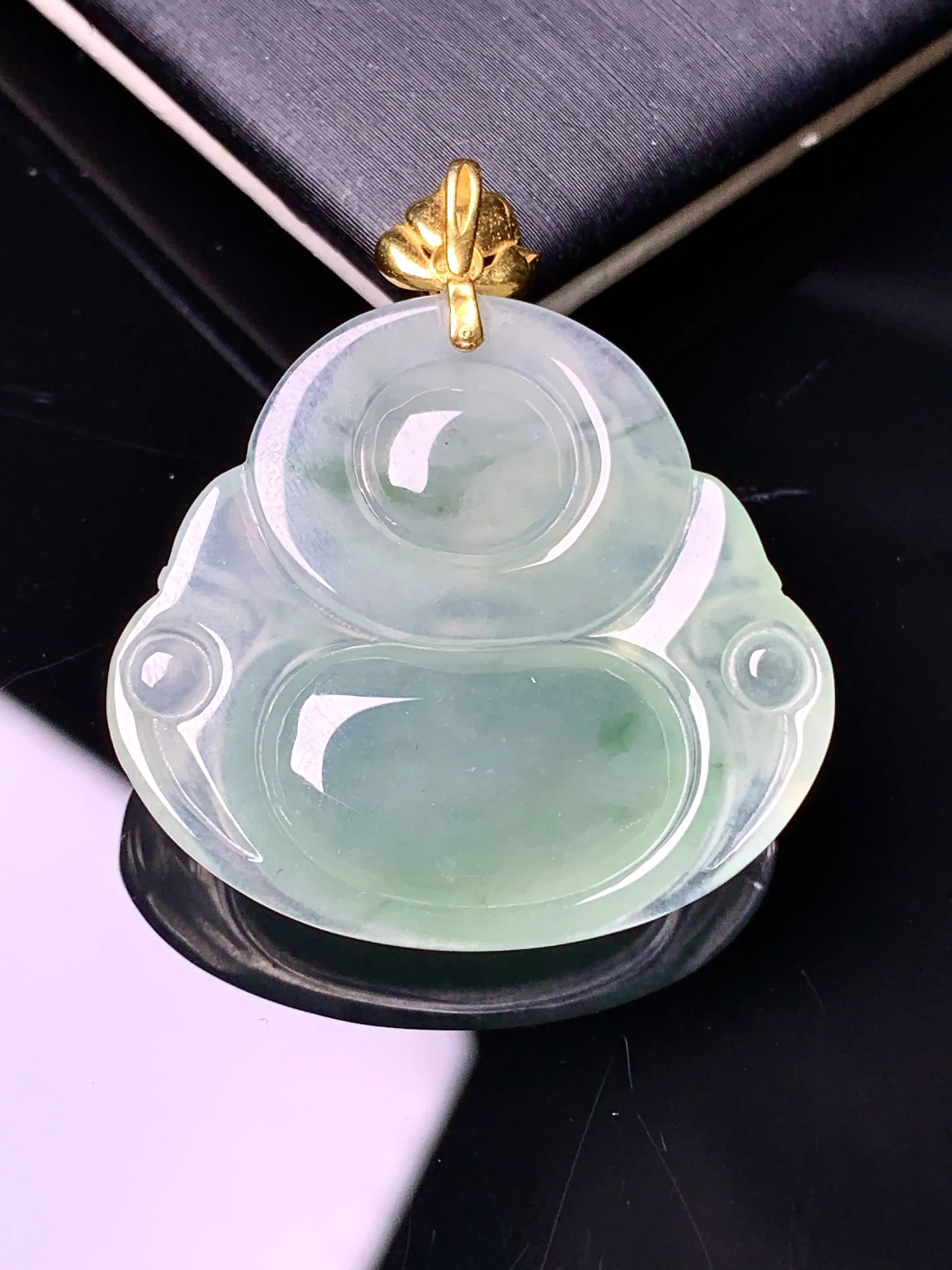 18k金镶嵌飘绿佛公吊坠 玉质细腻 色泽清新艳丽 整体尺寸34*29.6*6.3