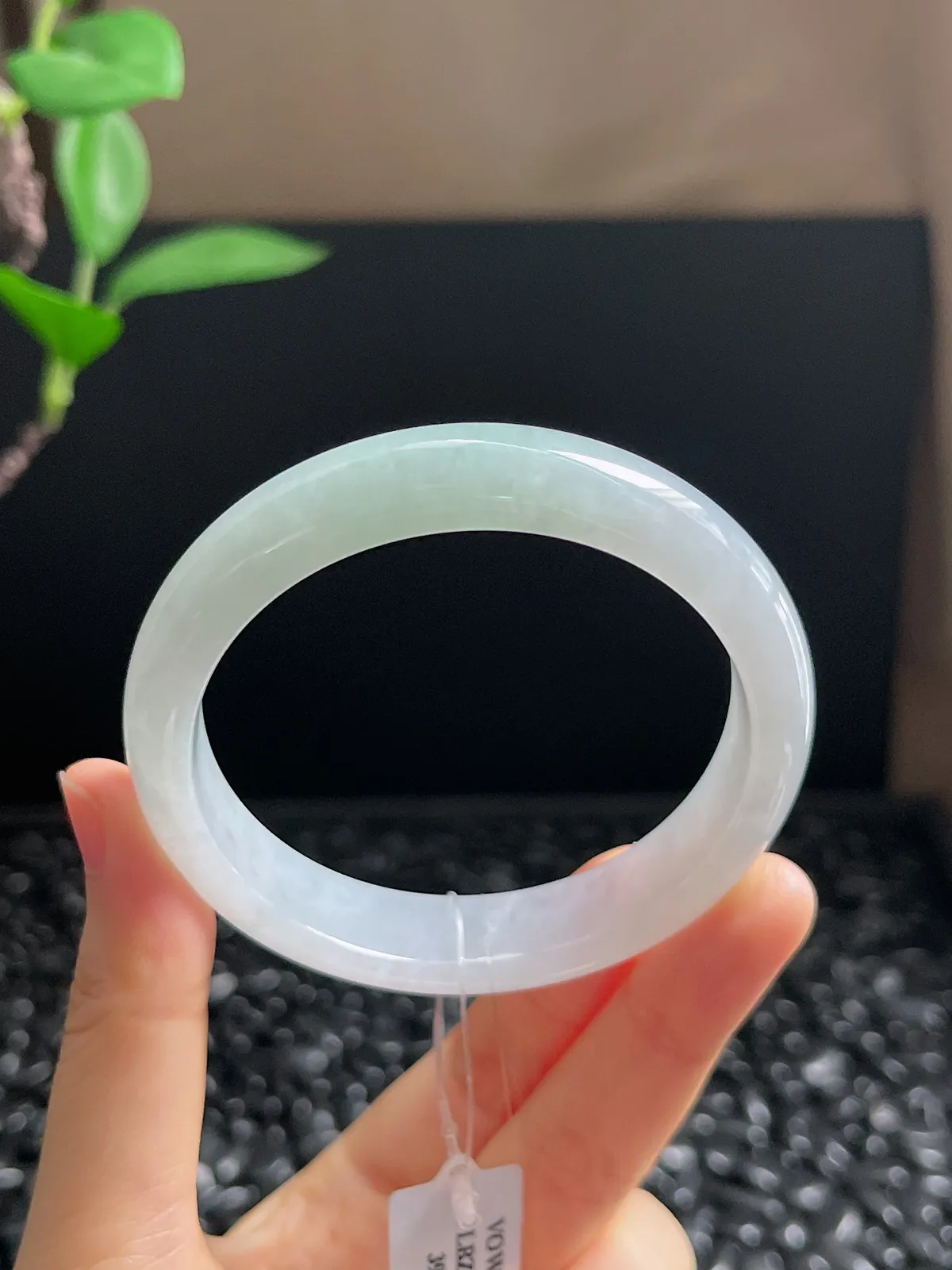 正圈56圈口，翡翠冰糯种淡绿色手镯