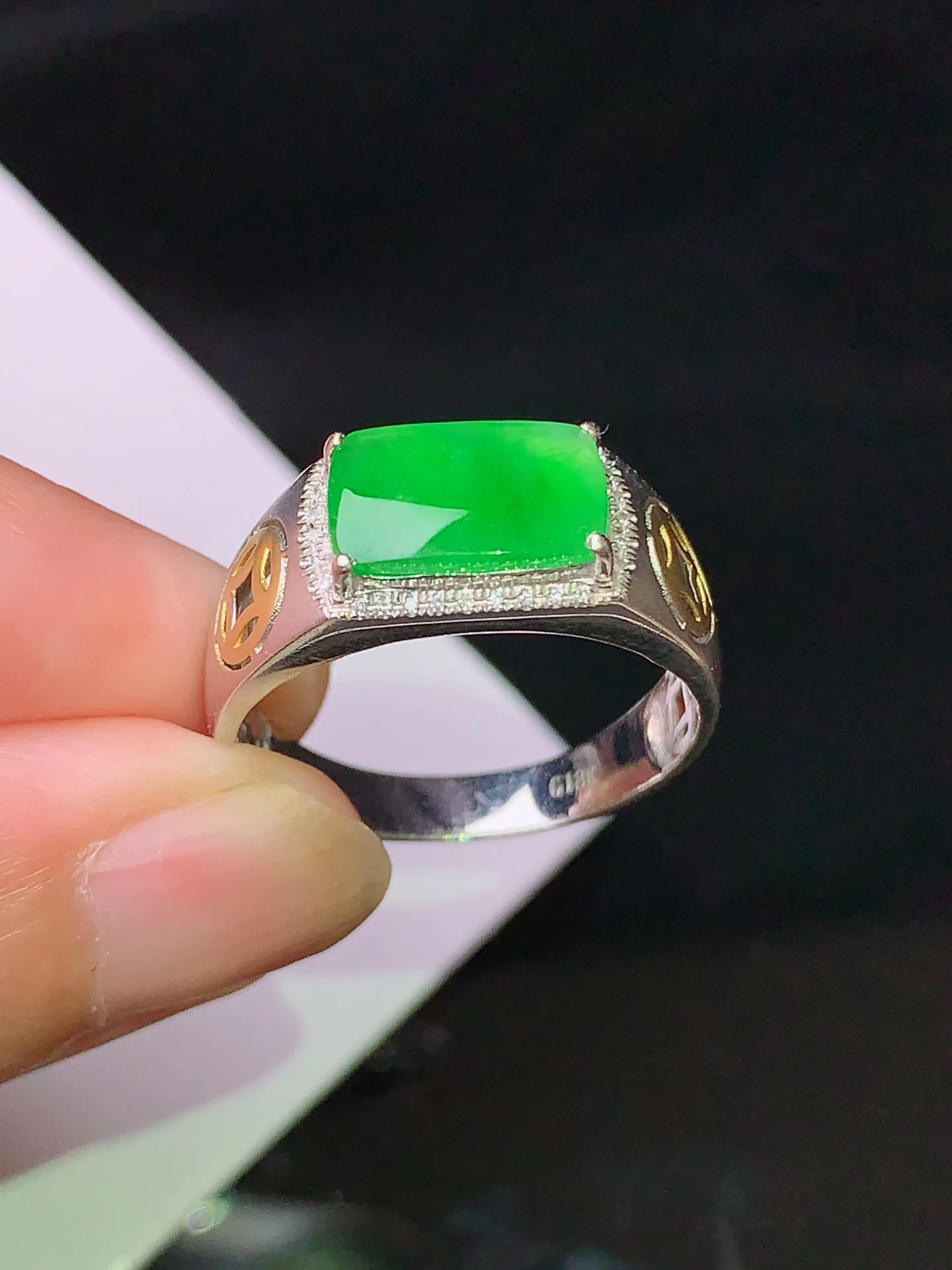 18k金钻镶嵌翠绿马鞍戒指 玉质细腻 色泽清新艳丽 圈口18.5 裸石尺寸6*10.2*2