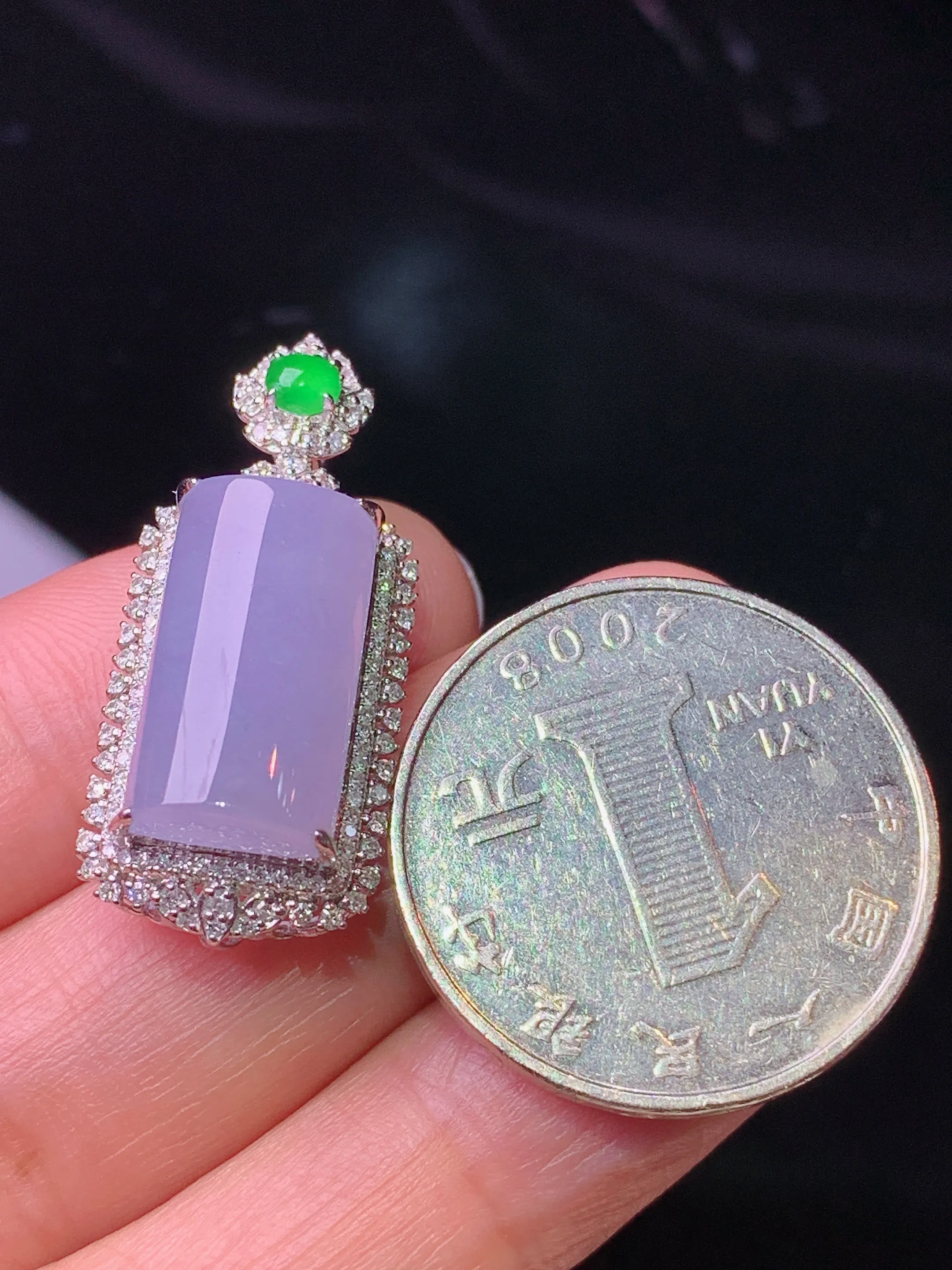 18k金钻镶嵌冰紫罗兰玉柱吊坠 玉质细腻 色泽清新艳丽 整体尺寸31.2*13.5*10.5