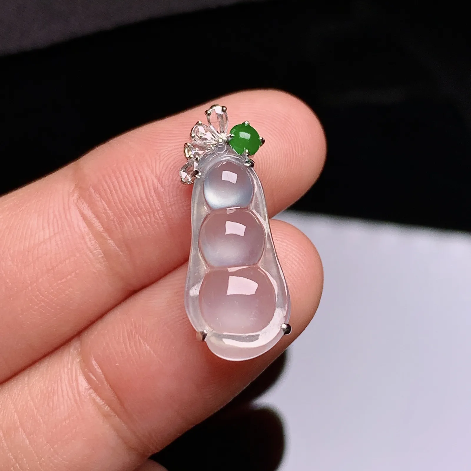 冰种福豆吊坠，18k金镶嵌，冰冰润润，玉质细腻，种水足 尺寸22.9*9*5.5