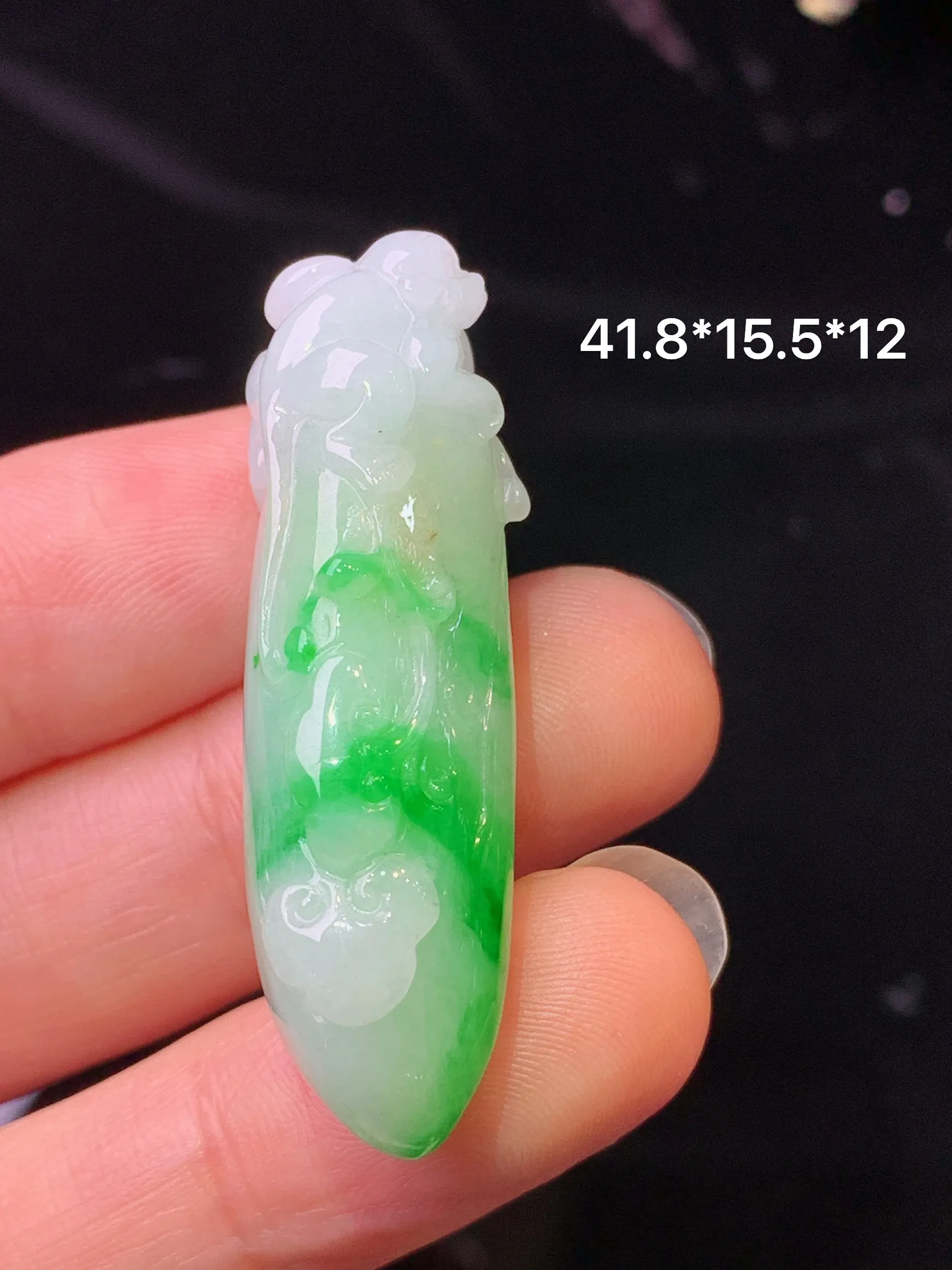 飘绿灵猴吊坠 玉质细腻 色泽清新艳丽 整体尺寸41.8*15.5*12