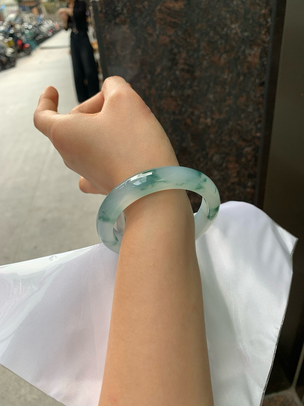 冰飘蓝花正圈
57.5-12.8-8.7
底妆纯净冰透，胶感十足，蓝花像水墨丹青一样，在水中晕染开来，蕴含着传统的韵味美，勾勒出一副唯美的山水意境画，上手典雅知性，温婉端庄