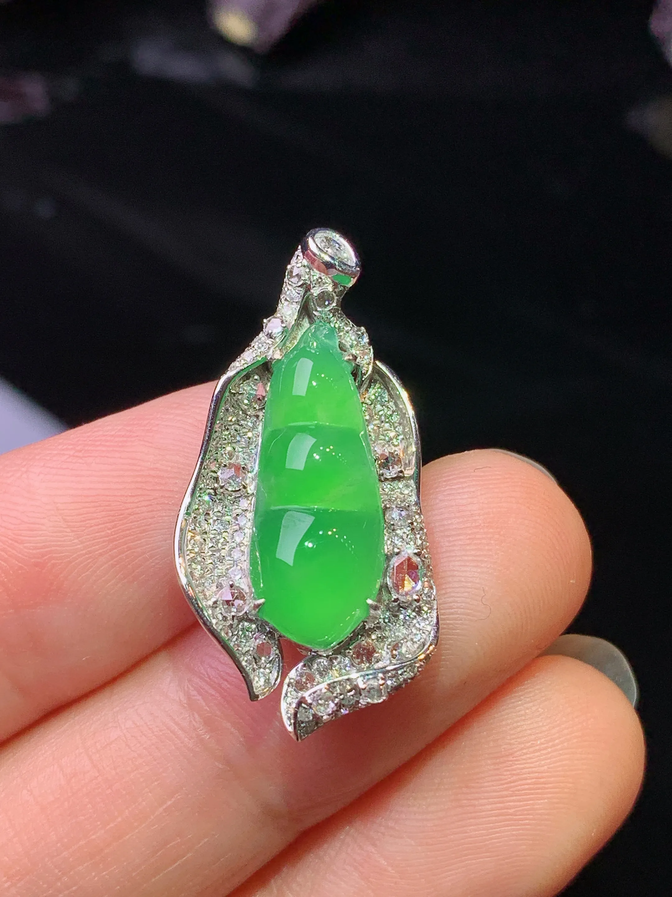 18k金钻镶嵌满绿四季豆吊坠 玉质细腻 色泽清新艳丽 整体尺寸28.5*14.5*7