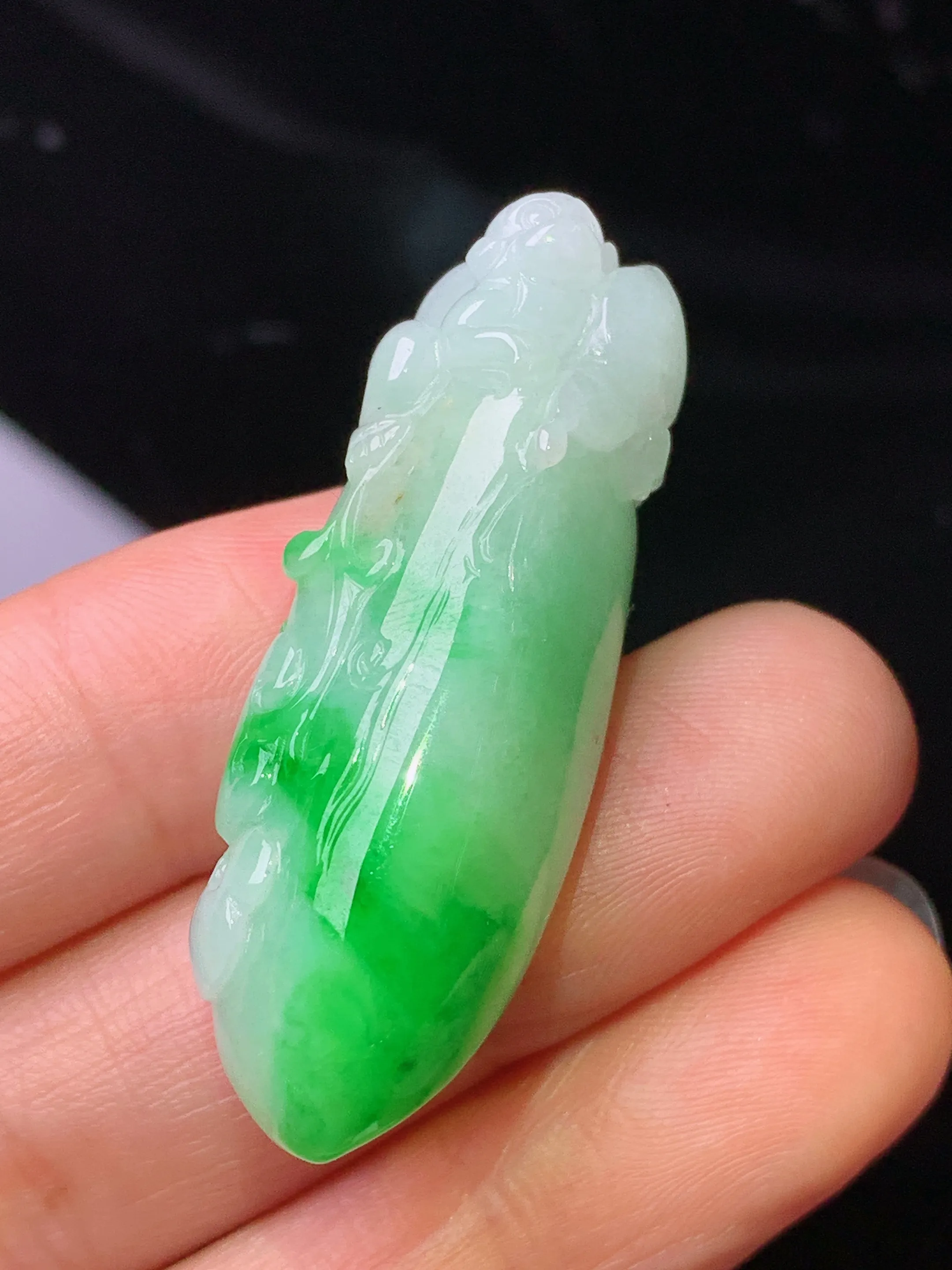 飘绿灵猴吊坠 玉质细腻 色泽清新艳丽 整体尺寸41.8*15.5*12