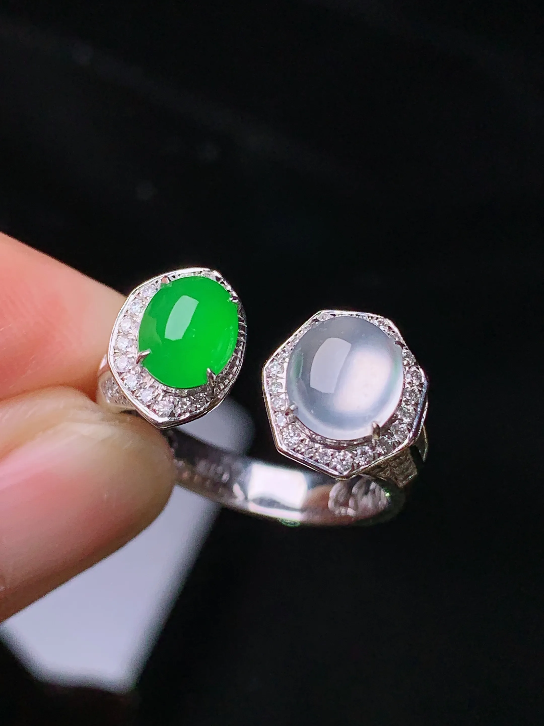 18k金钻镶嵌冰绿蛋面组合戒指 玉质细腻 色泽清新艳丽 圈口14 整体尺寸7*6*3.2