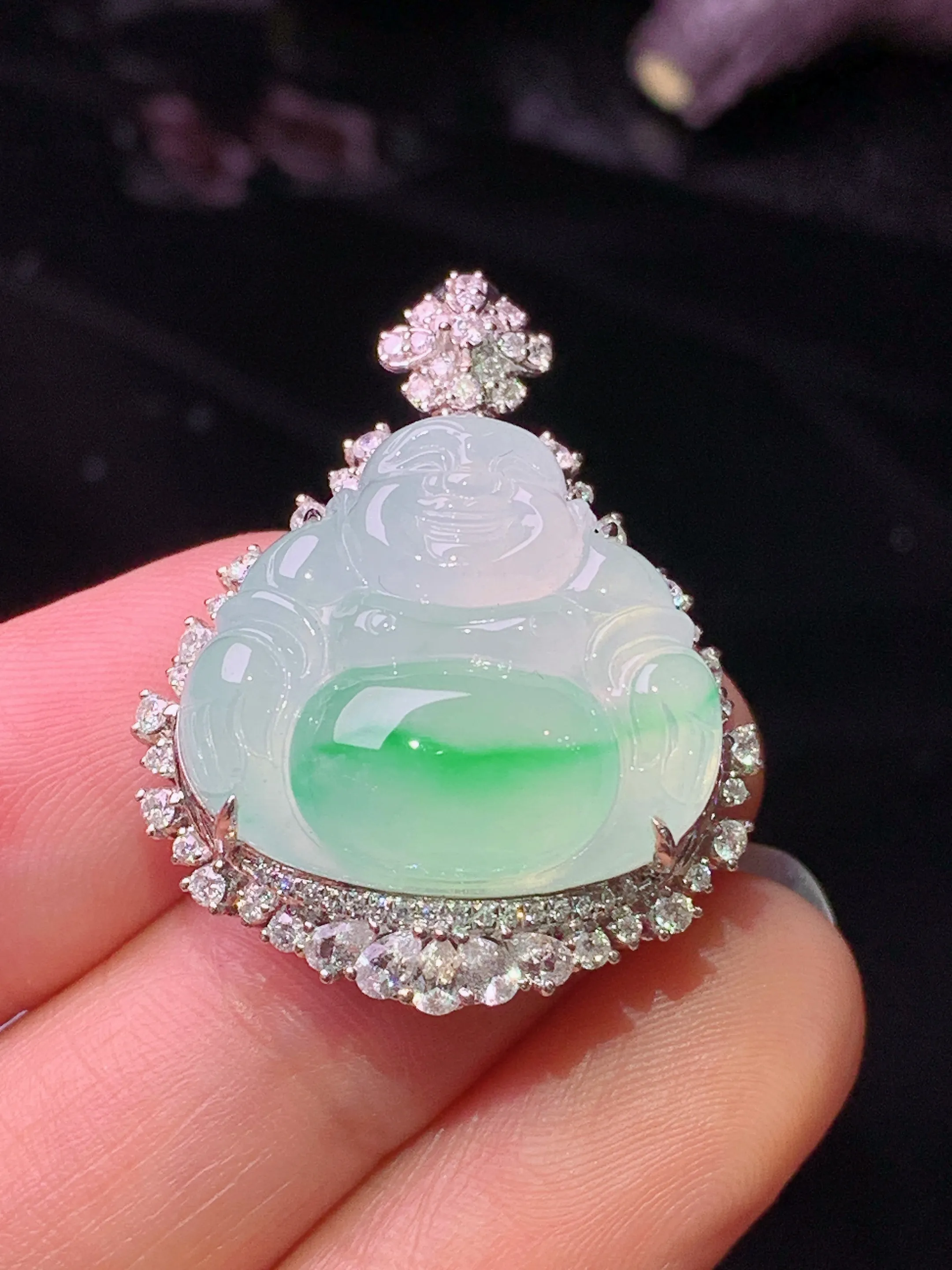 18k金钻镶嵌飘绿佛公吊坠 玉质细腻 色泽清新艳丽 整体尺寸32.6*24.8*11.8