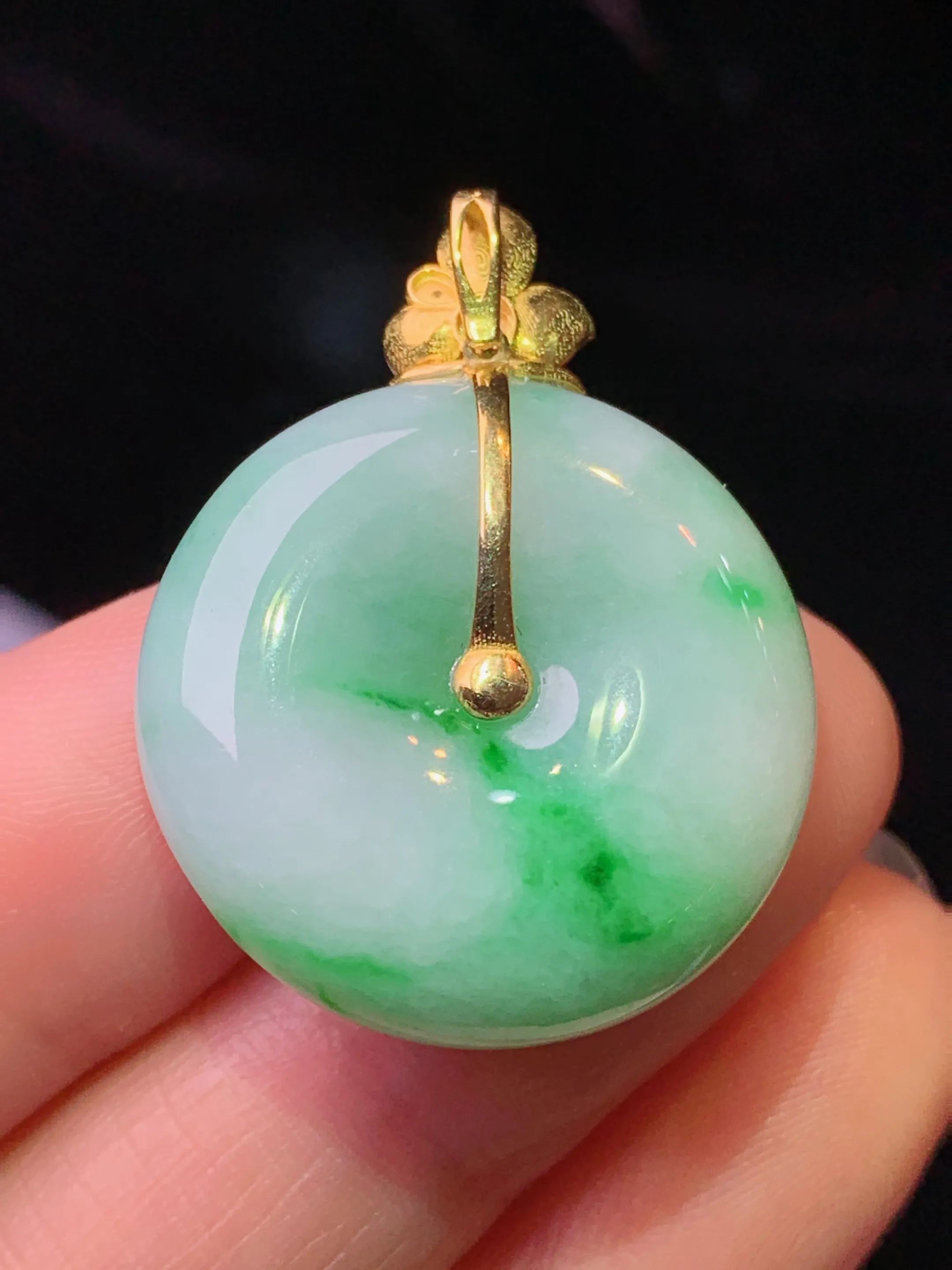 18k金镶嵌飘绿平安扣吊坠 玉质细腻 色泽清新艳丽 整体尺寸32.2*24.7*8.2