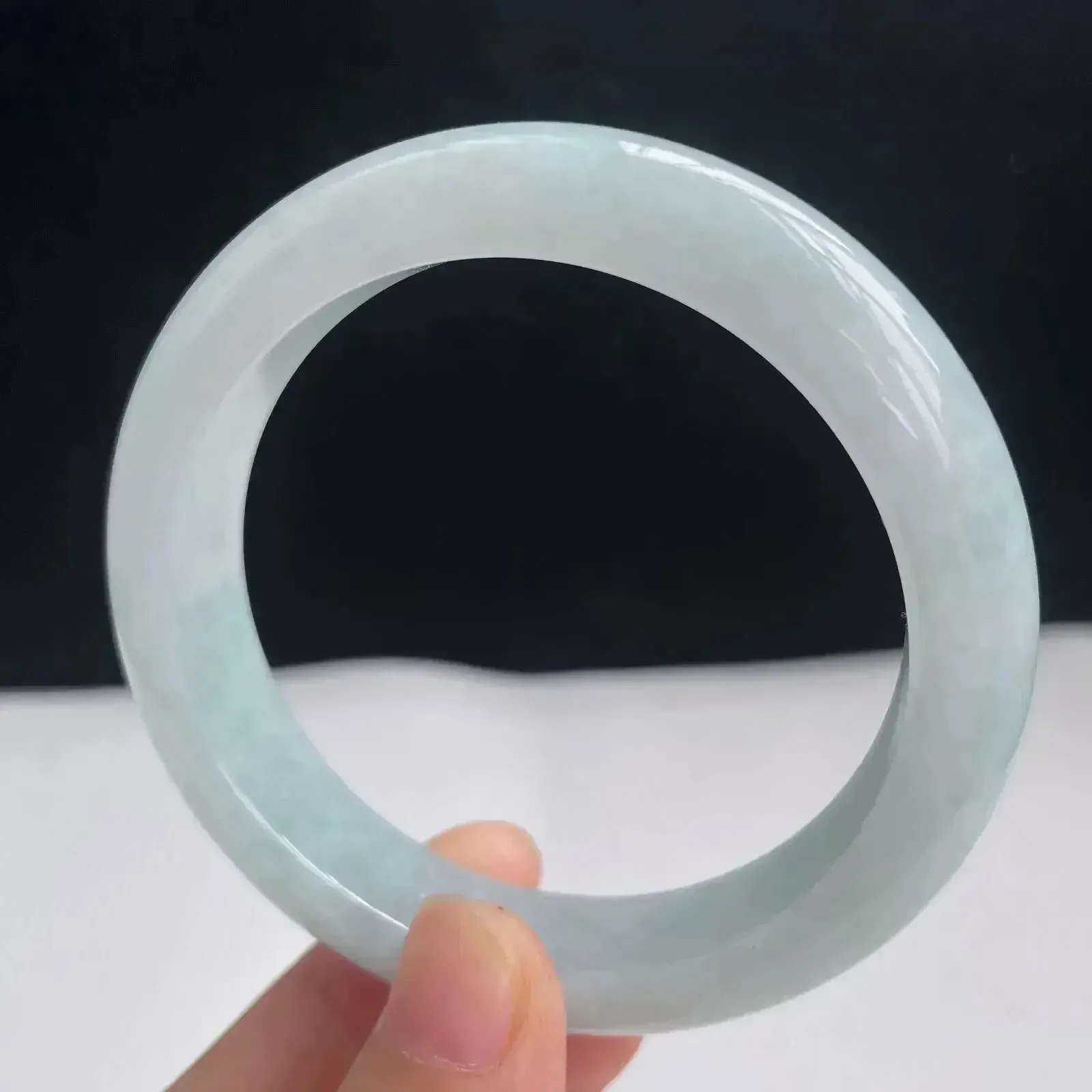 55mm自然光拍摄天然翡翠浅绿秀气好种水正圈手镯57.55 克