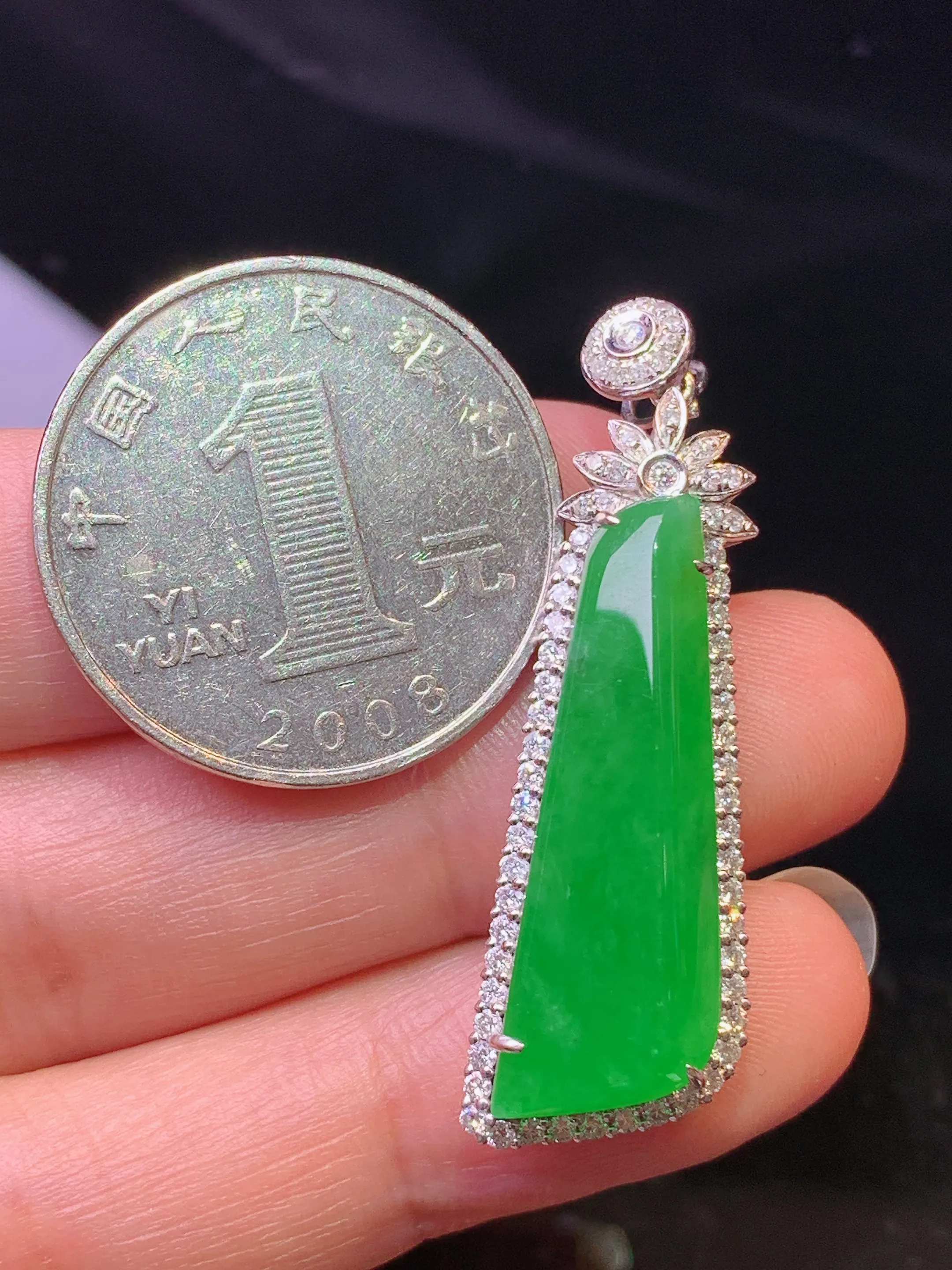 18k金钻镶嵌满绿随形吊坠 玉质细腻 色泽清新艳丽 整体尺寸41.5*12.5*8.5