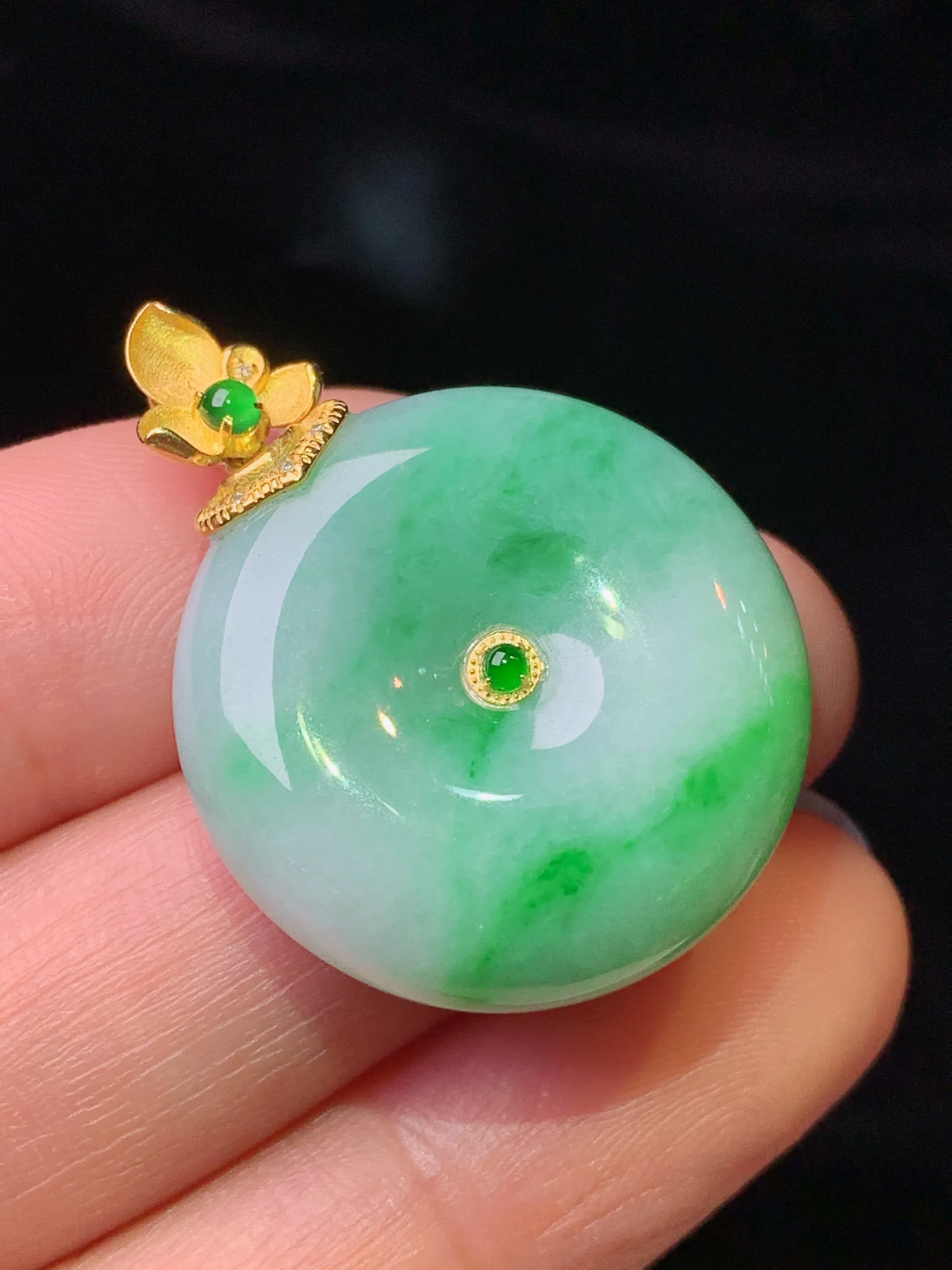 18k金镶嵌飘绿平安扣吊坠 玉质细腻 色泽清新艳丽 整体尺寸32.2*24.7*8.2